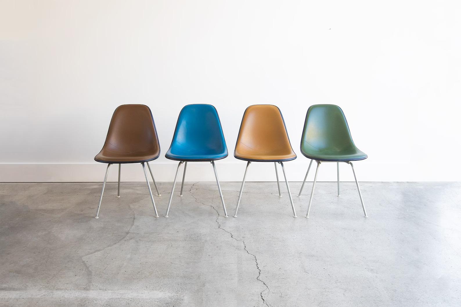 Sehr seltener Satz von 4 1960er DAH Herman Miller Eames Naugahyde und Fiberglas Vintage Esszimmerstühle. Alle in guter Form mit so gut wie Null Verschleiß wie möglich für Vintage Eames Stühle. Alle Stoßdämpferhalterungen und Gleiter sind intakt.