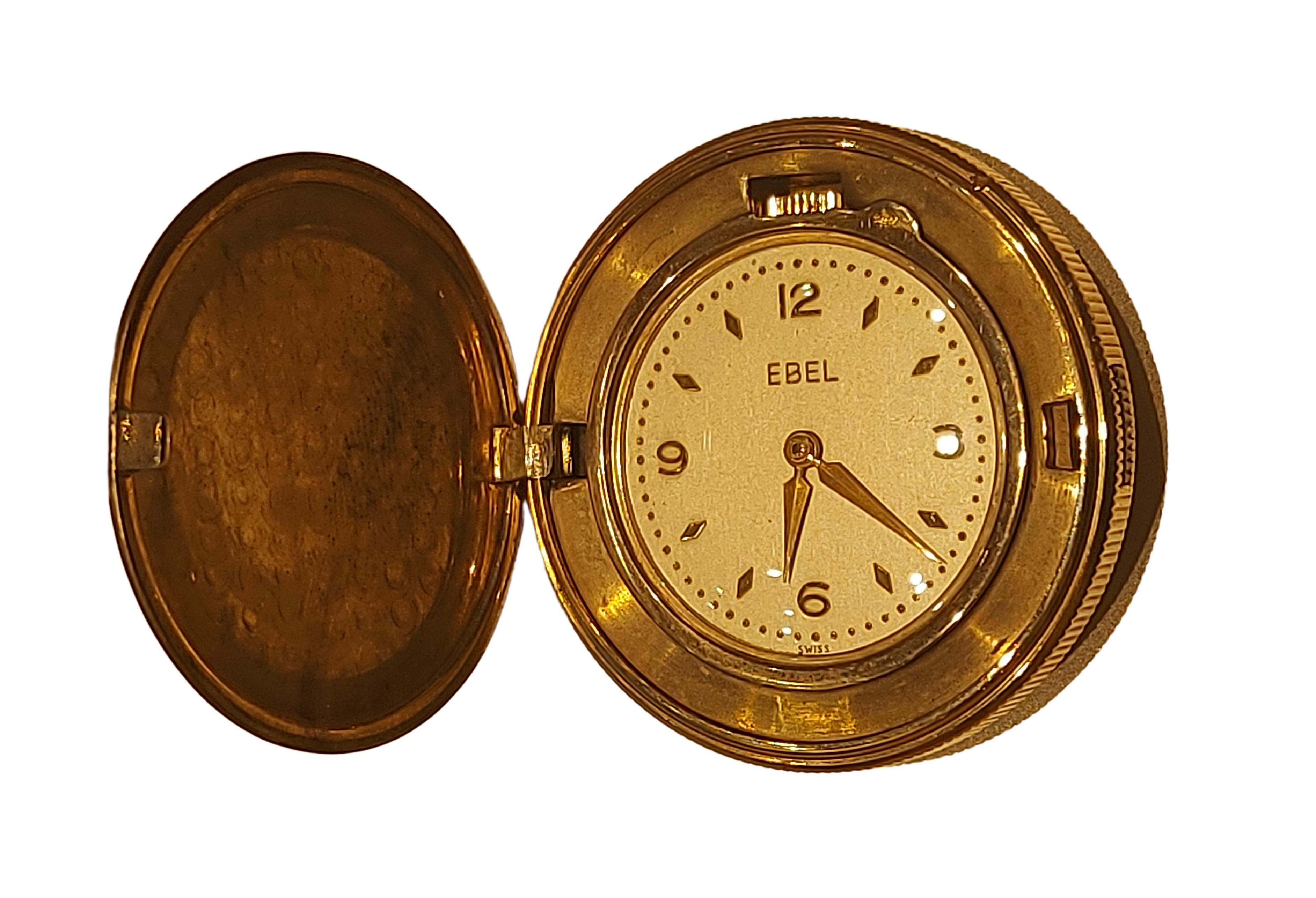 Rare montre de poche plaquée or Ebel Vintage 

MATERIAL : Plaqué or

Boîtier : Diamètre 36,4 mm x épaisseur 9,5 mm, plaqué or

Cadran : cadran doré avec index et chiffres arabes en or. Diamètre du cadran 26,6 x épaisseur 6,4 mm

Poids total : 42,7