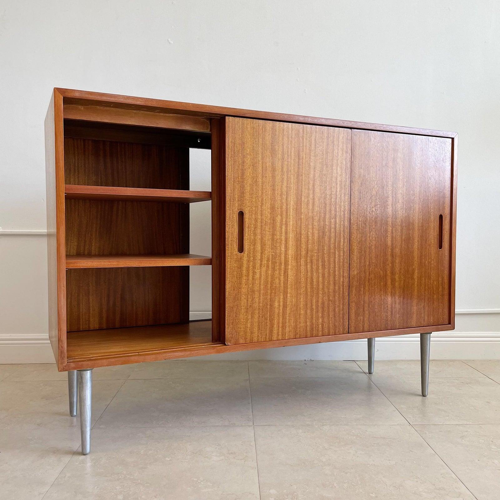 Americano Rara credenza divisoria a due lati d'epoca di Edward Wormley per Dunbar, con S in vendita