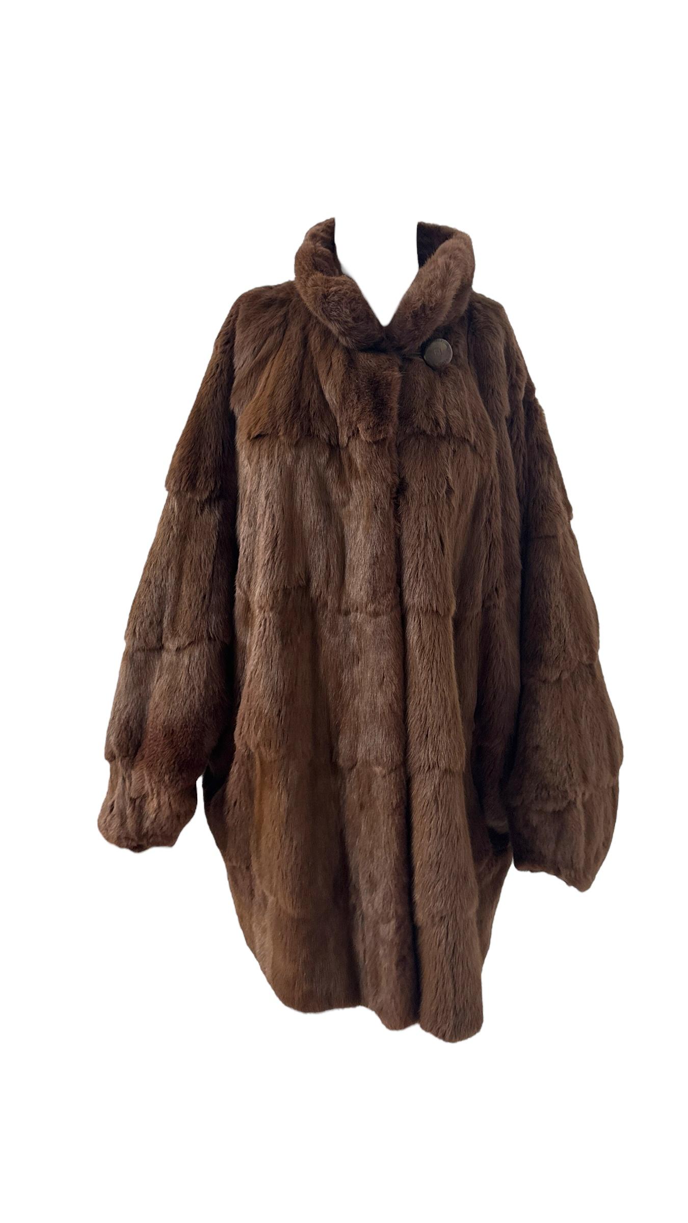 Sure! Here's the complete translated description in English, with the **NB** at the end:

---

This extraordinary vintage Fendi fur coat is a rare and refined example of Italian luxury craftsmanship, likely dating back to the 1970s or 1980s. Made