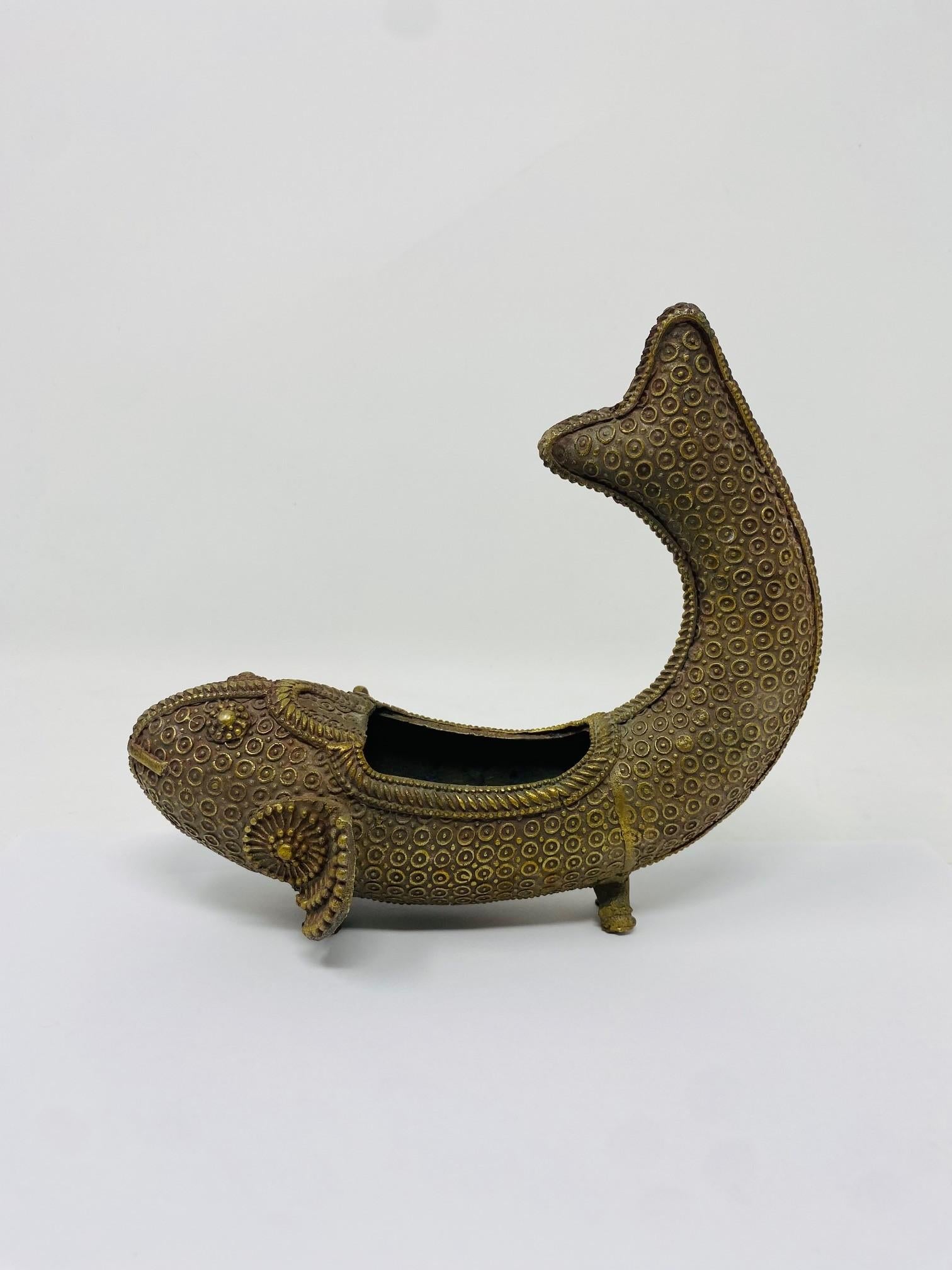 Raro vaso d'incenso d'ottone con pesce Koi figurativo d'epoca in vendita 2