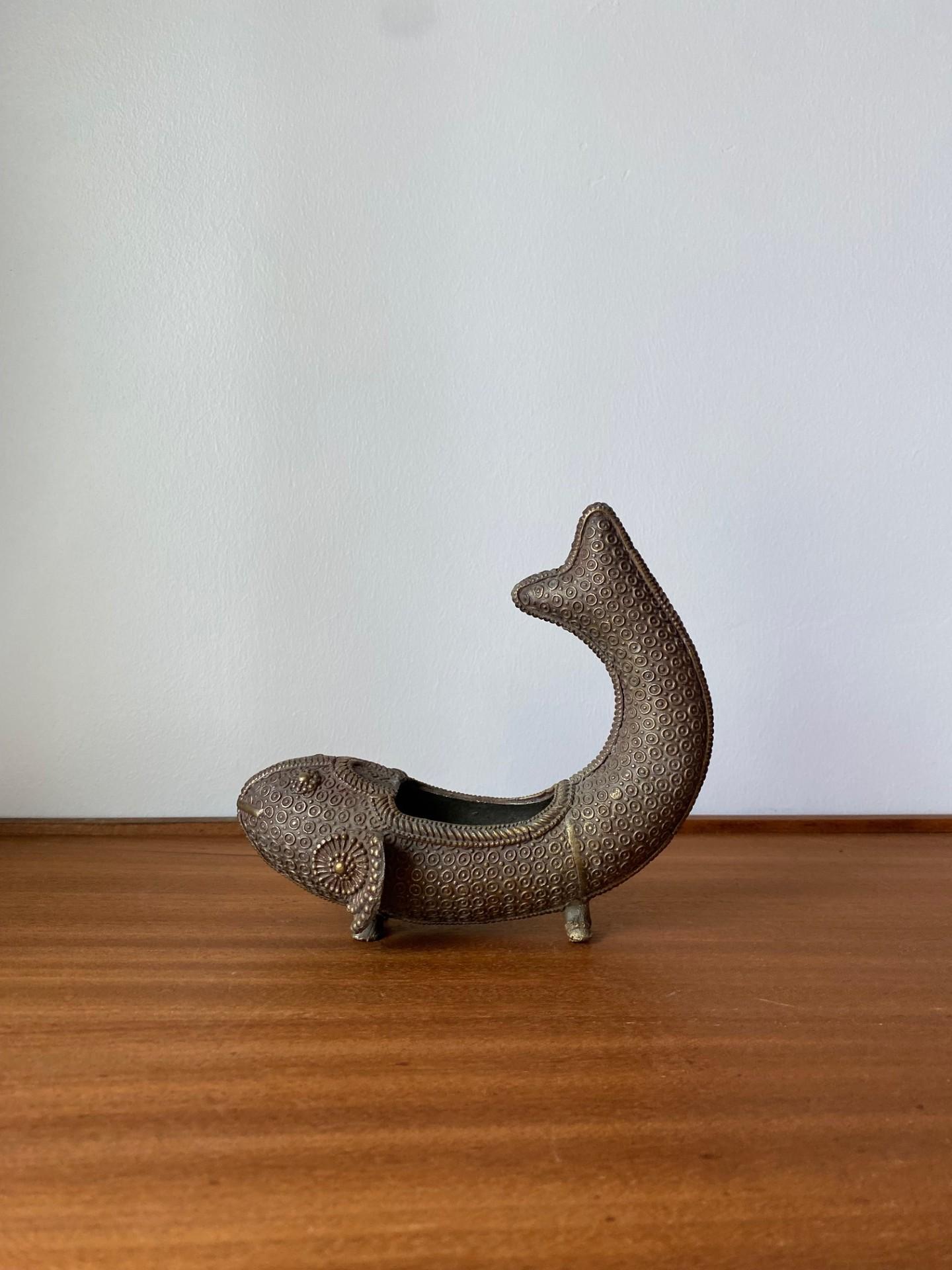 Incensiere vintage figurato e scultoreo a forma di pesce koi, realizzato a mano da un abile artigiano in ottone dal design intricato, lavorato e decorato. La coda montante offre una visuale vivace, completata da un inaspettato motivo grafico sul