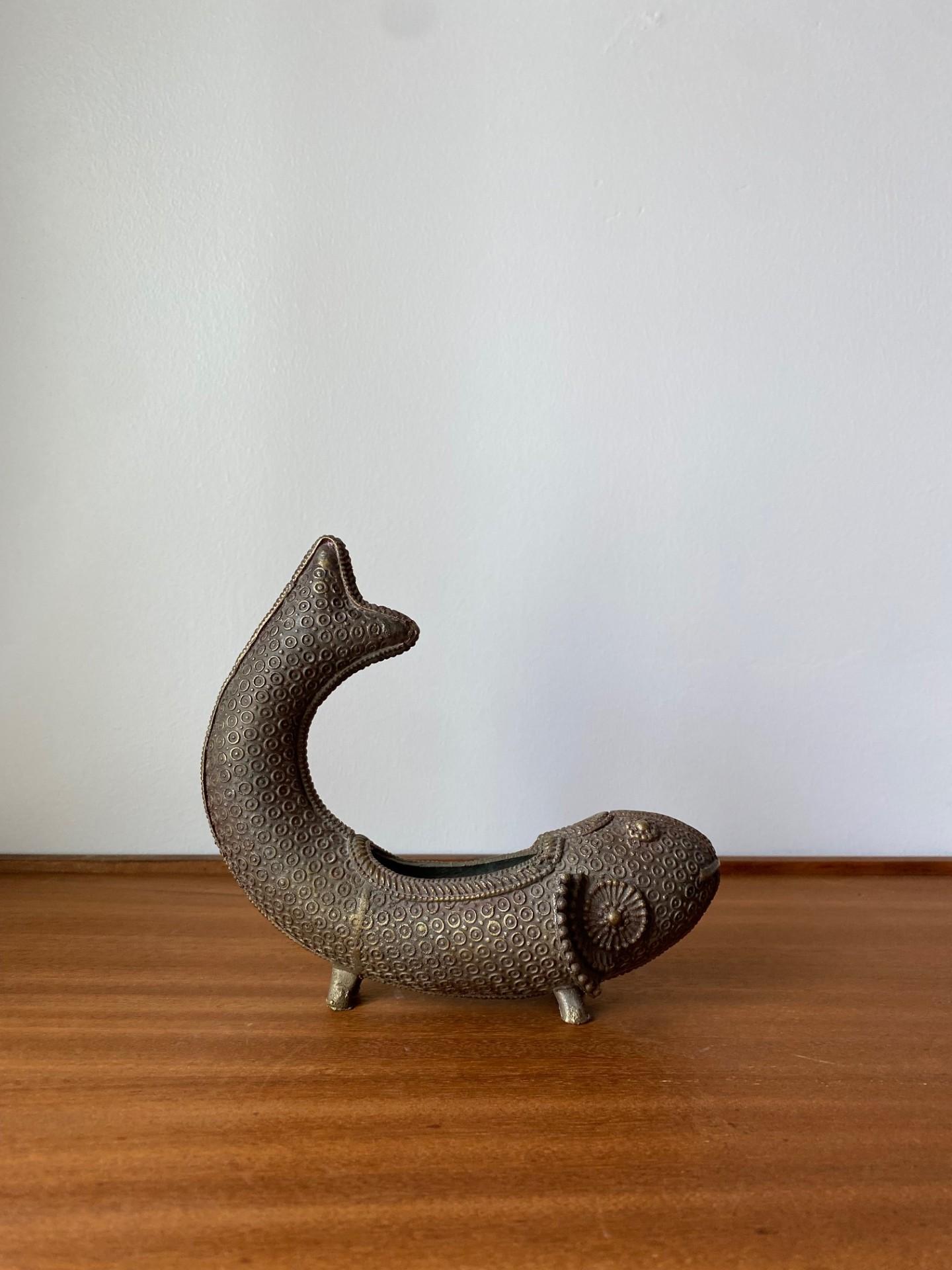 Cineserie Raro vaso d'incenso d'ottone con pesce Koi figurativo d'epoca in vendita