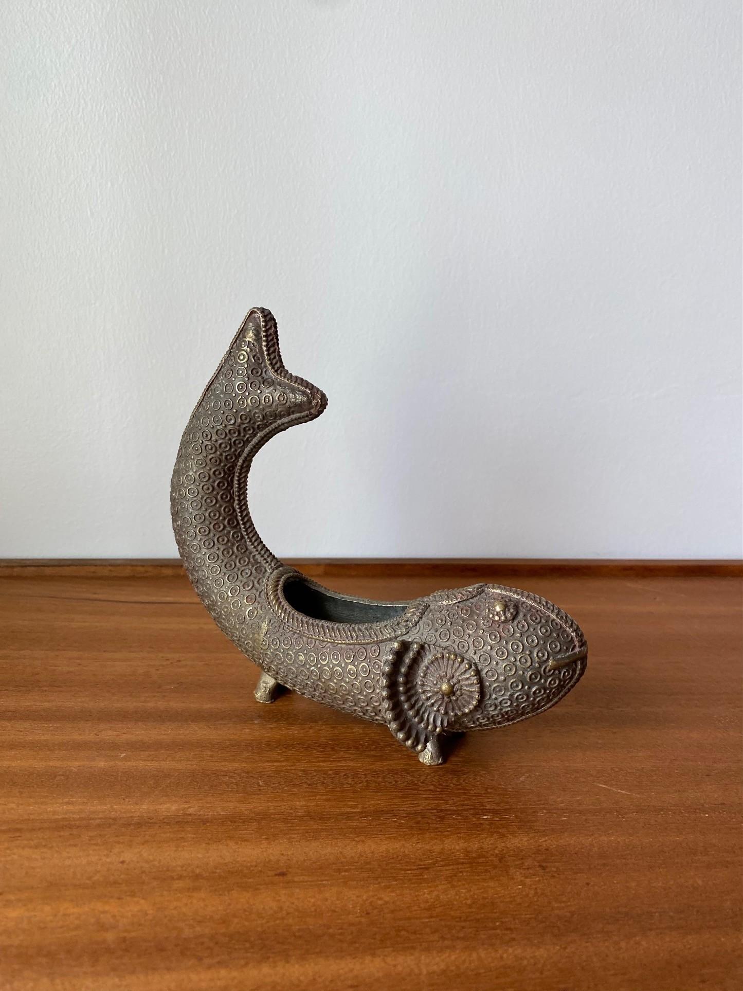 Sud-est asiatico Raro vaso d'incenso d'ottone con pesce Koi figurativo d'epoca in vendita