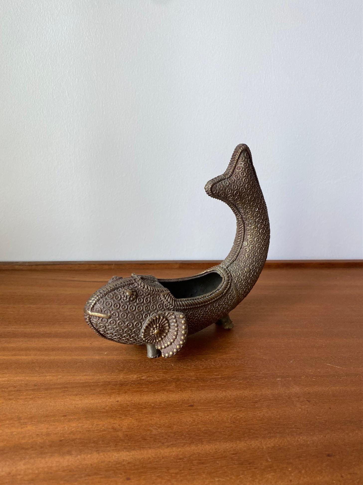 Fatto a mano Raro vaso d'incenso d'ottone con pesce Koi figurativo d'epoca in vendita