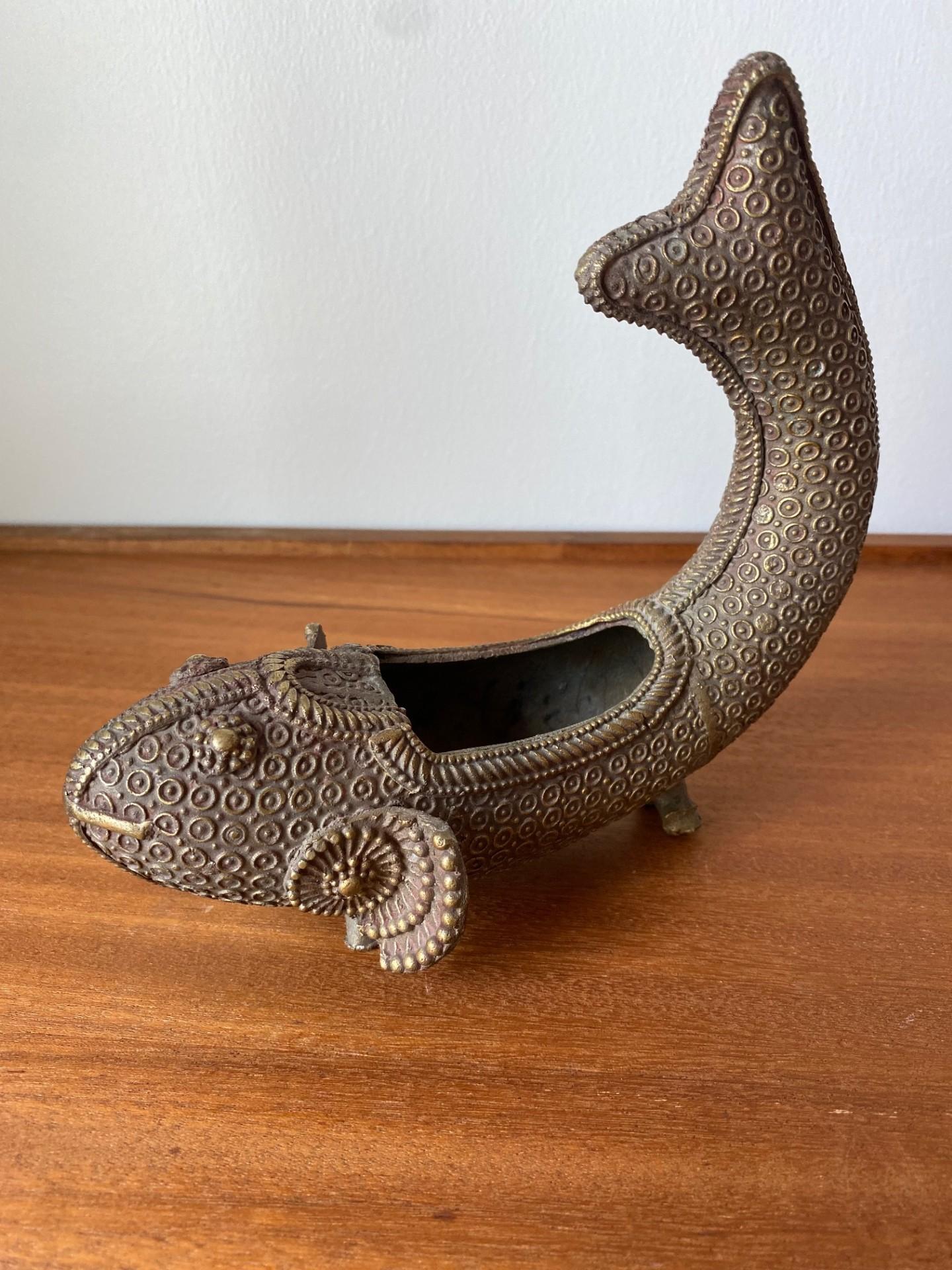 Raro vaso d'incenso d'ottone con pesce Koi figurativo d'epoca In condizioni buone in vendita a San Diego, CA