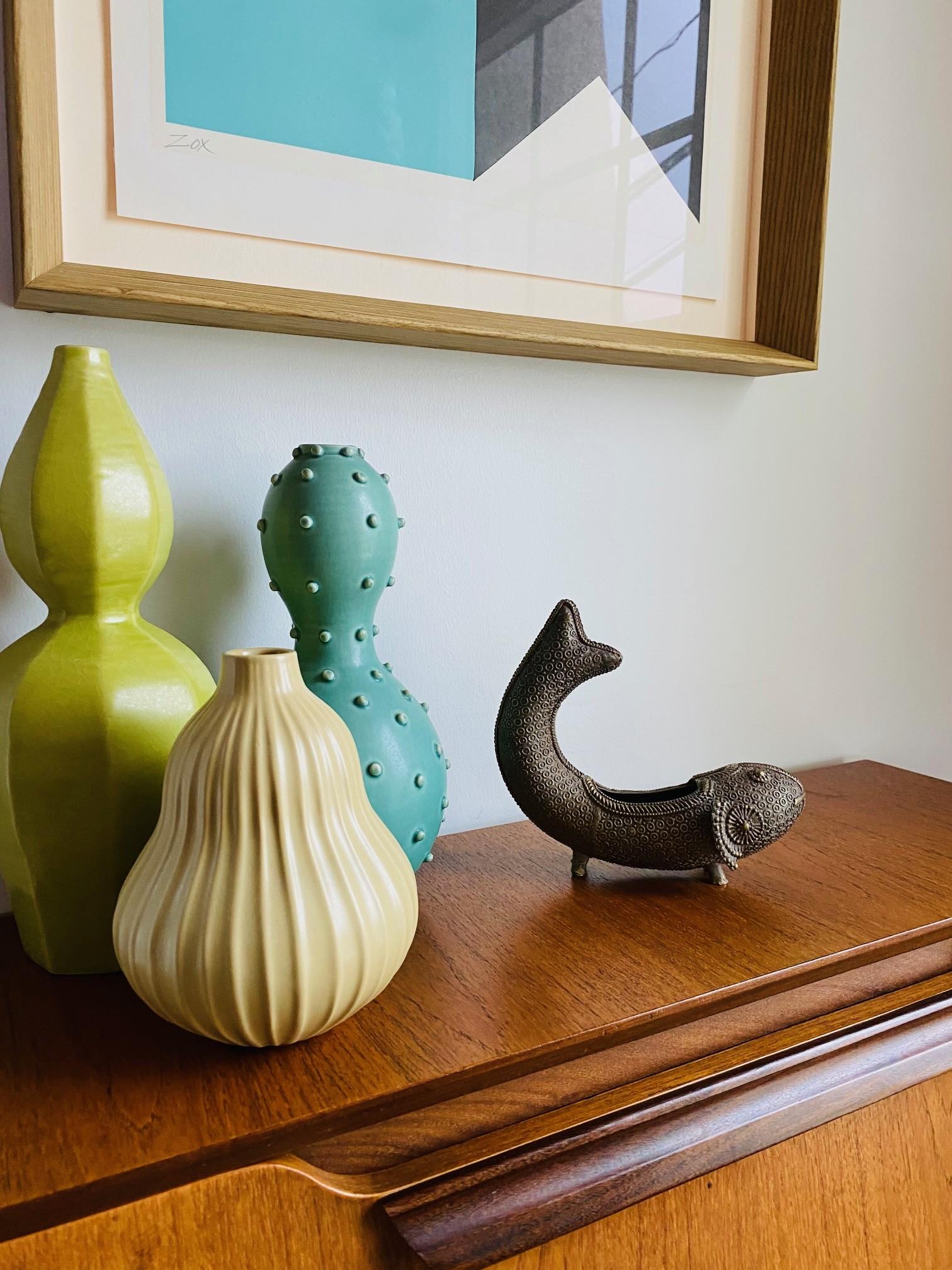 Ottone Raro vaso d'incenso d'ottone con pesce Koi figurativo d'epoca in vendita