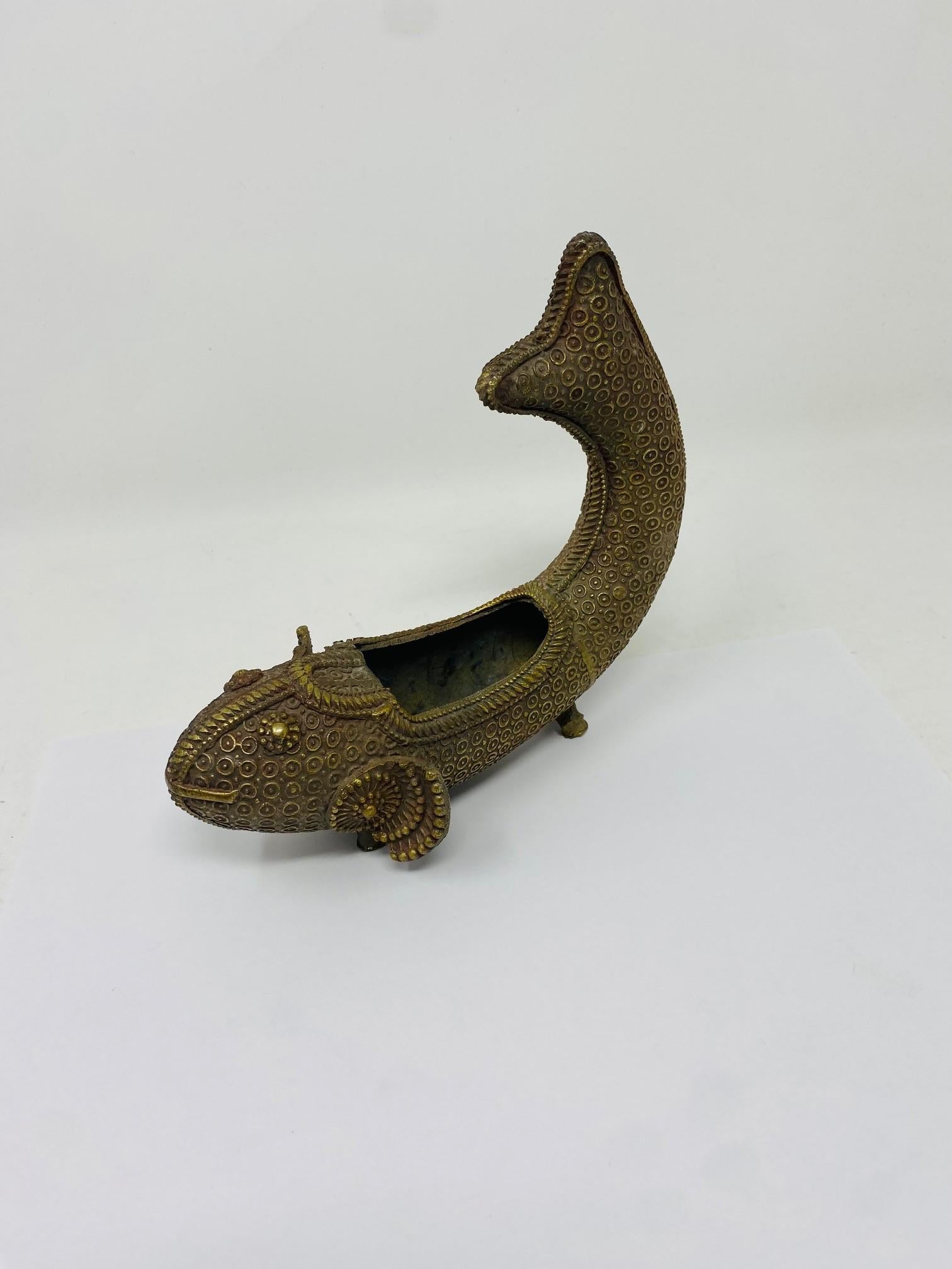 Raro vaso d'incenso d'ottone con pesce Koi figurativo d'epoca in vendita 1