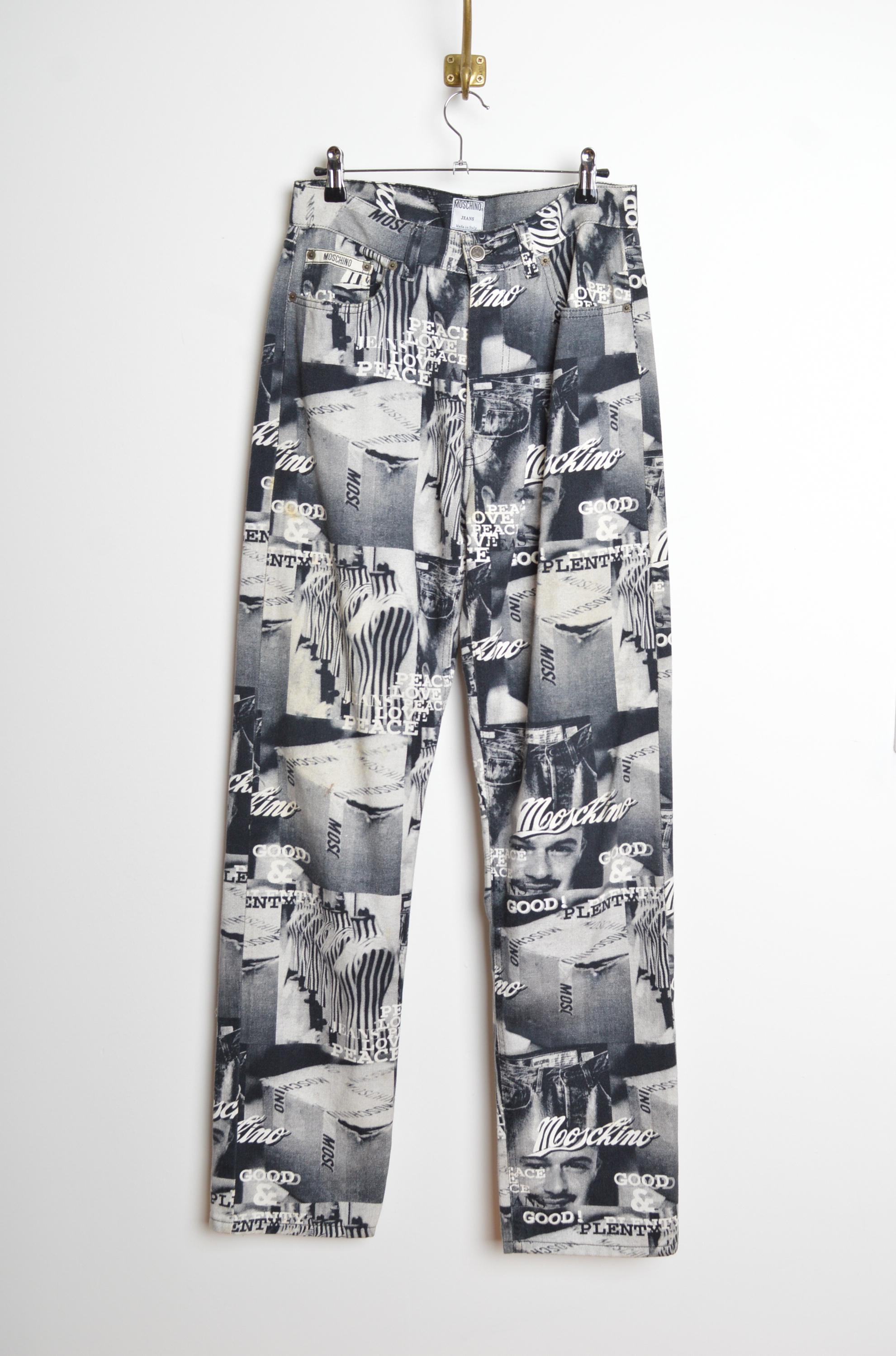 Rare Vintage Franco Moschino 1990's denim Jeans. 
Circa 1990 Coloris noir et blanc cassé, Design/One classique à 4 poches, Passants pour ceinture et Fermeture par boutons. 
Taille ; 30