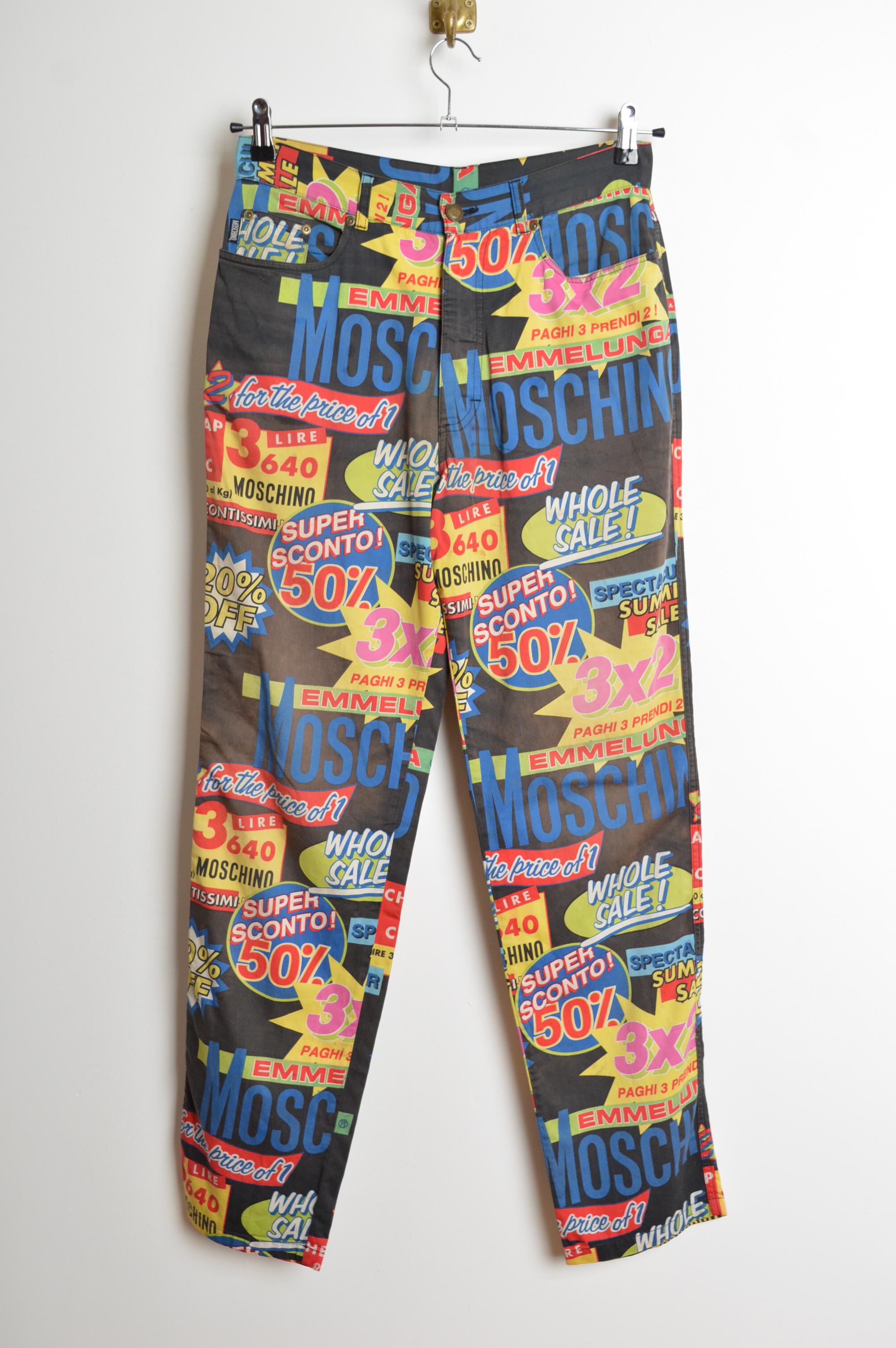  Seltene Vintage Franco Moschino Supermarkt Rabatt bunte Denim Jeans 
CIRCA 1990 / Reißverschluss mit Knöpfen / Klassisches Vier-Taschen-Design
Größe; Empfohlene 30'' Taille 
Die Maße sind in Zoll ('') angegeben.
Taille; 30''
Bein; 32''
Steigung;