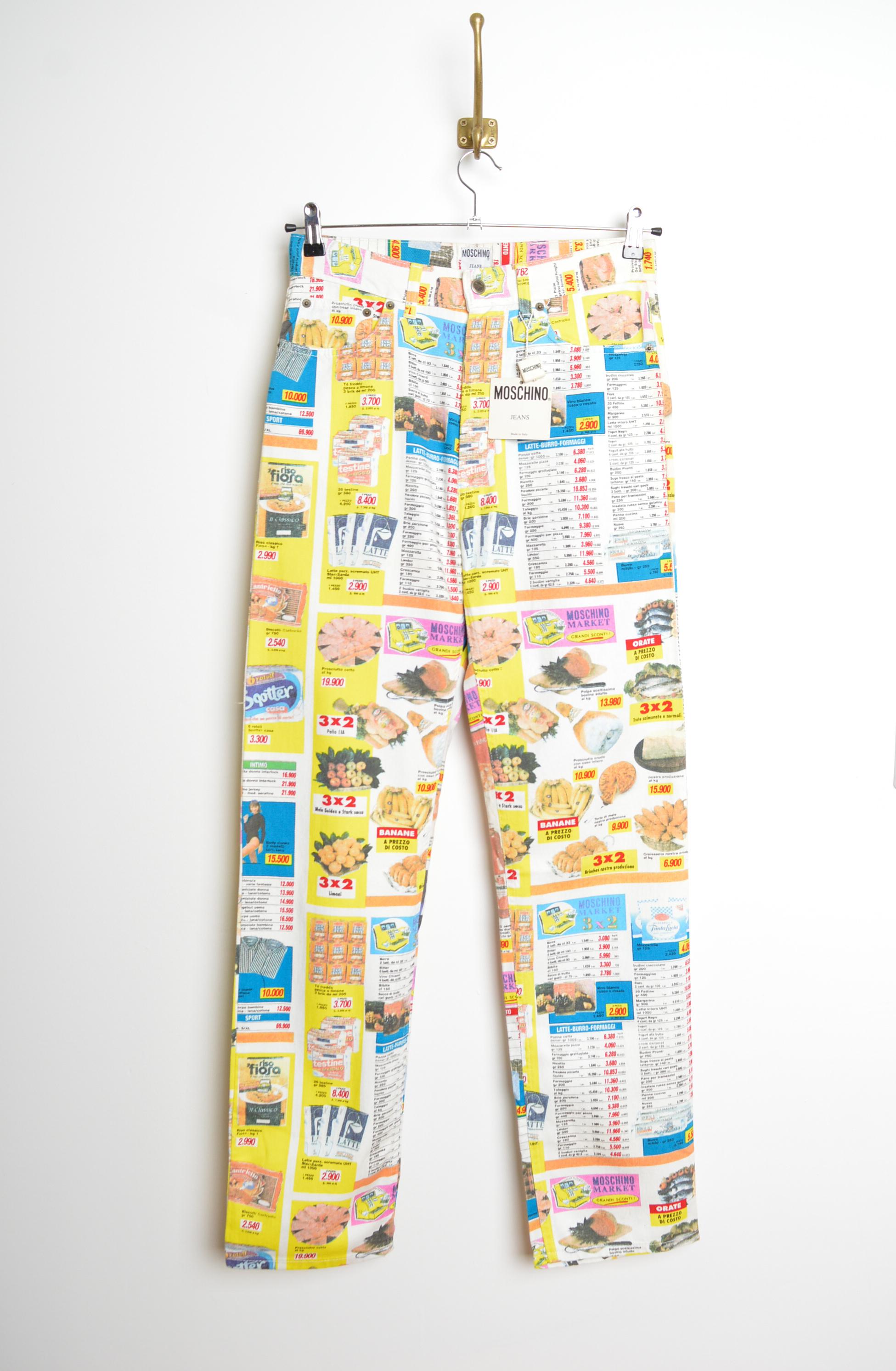Seltene Vintage Franco Moschino Supermarkt Pop Art Druck Bunte Denim Jeans
Deadstock Zustand ! Circa 1990. Klassisches 4-Taschen-Design, Gürtelschlaufen und Knopfverschluss. 
Größe; 30