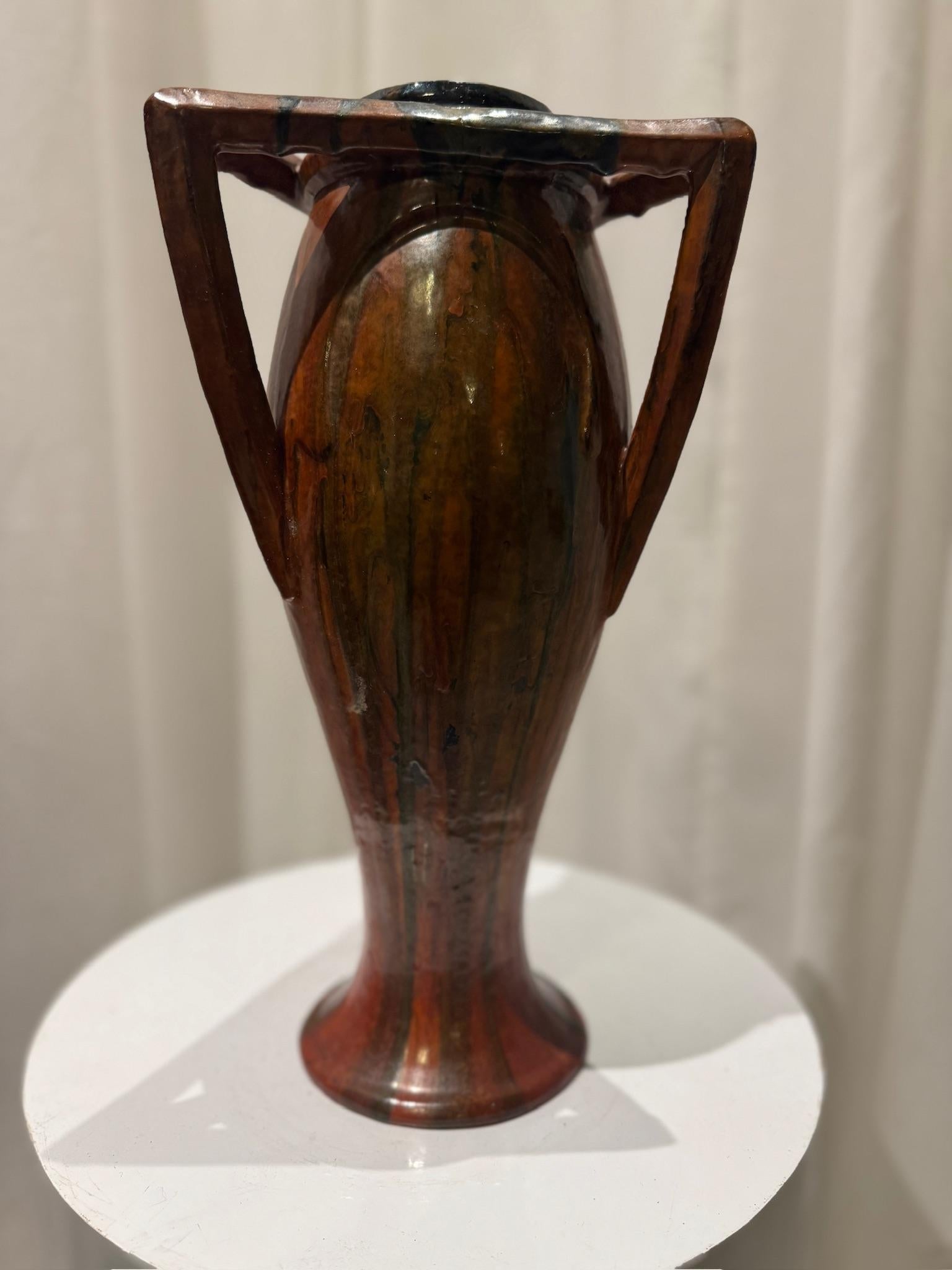 Francese Raro vaso d'epoca in ceramica Art Nouveau francese con manici scultorei triangolari in vendita