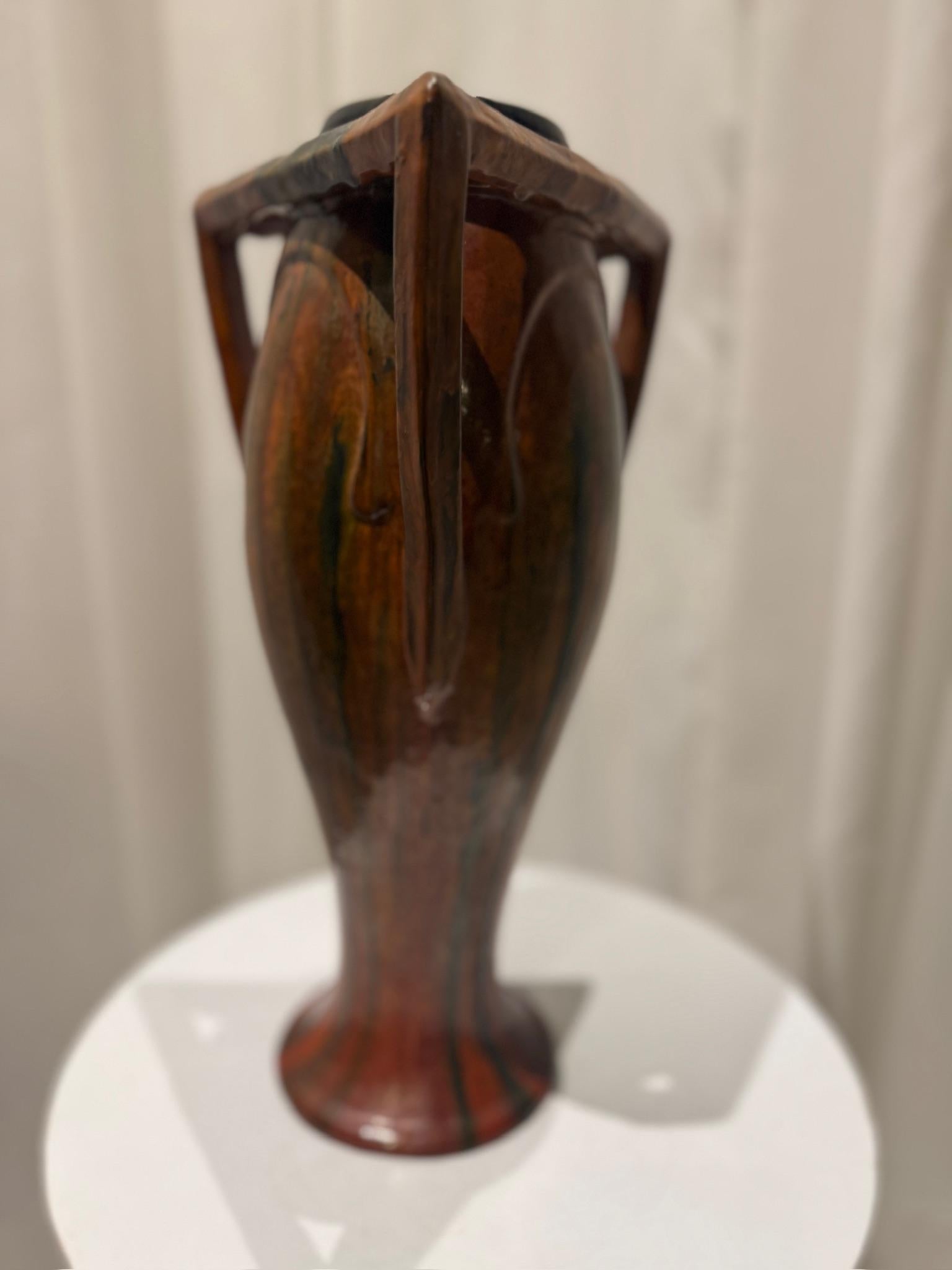 Smaltato Raro vaso d'epoca in ceramica Art Nouveau francese con manici scultorei triangolari in vendita
