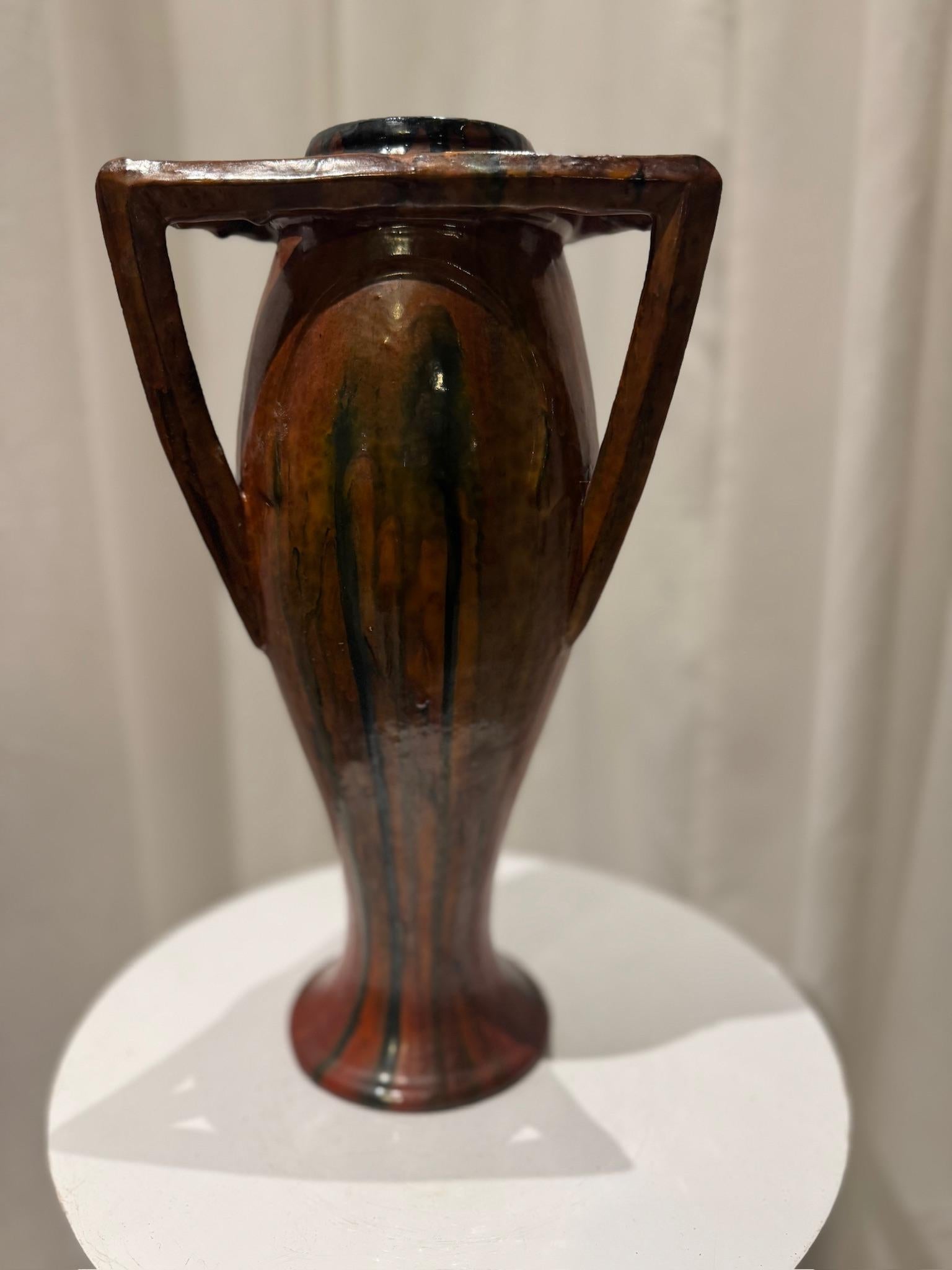 Raro vaso d'epoca in ceramica Art Nouveau francese con manici scultorei triangolari In condizioni buone in vendita a West Hollywood, CA