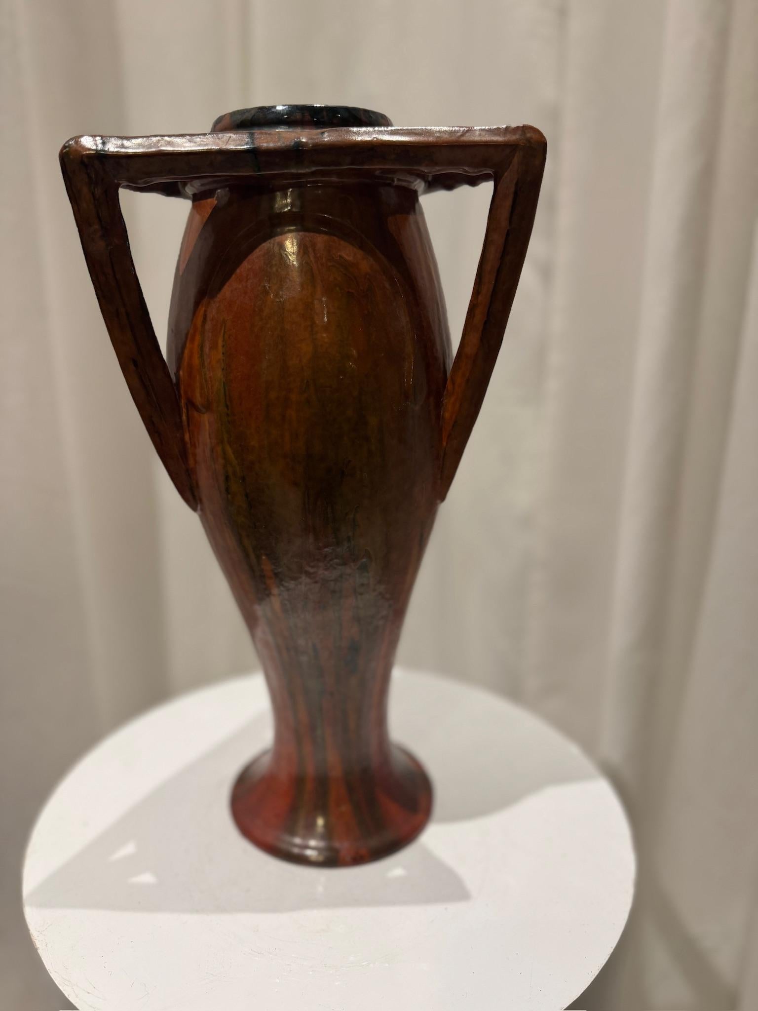 XX secolo Raro vaso d'epoca in ceramica Art Nouveau francese con manici scultorei triangolari in vendita