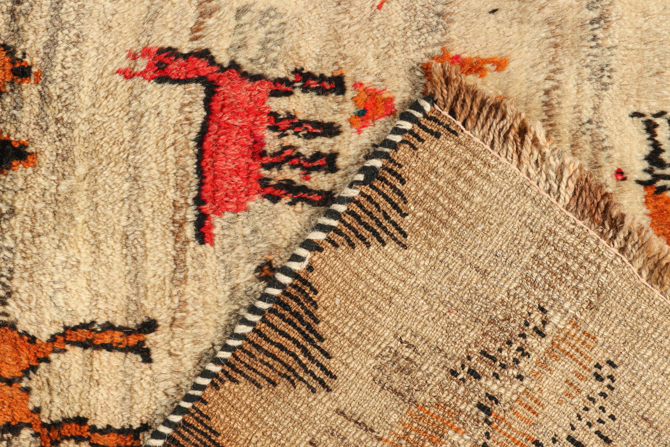 Rara alfombra tribal Gabbeh vintage con motivos pictóricos beige de Rug & Kilim mediados del siglo XX en venta