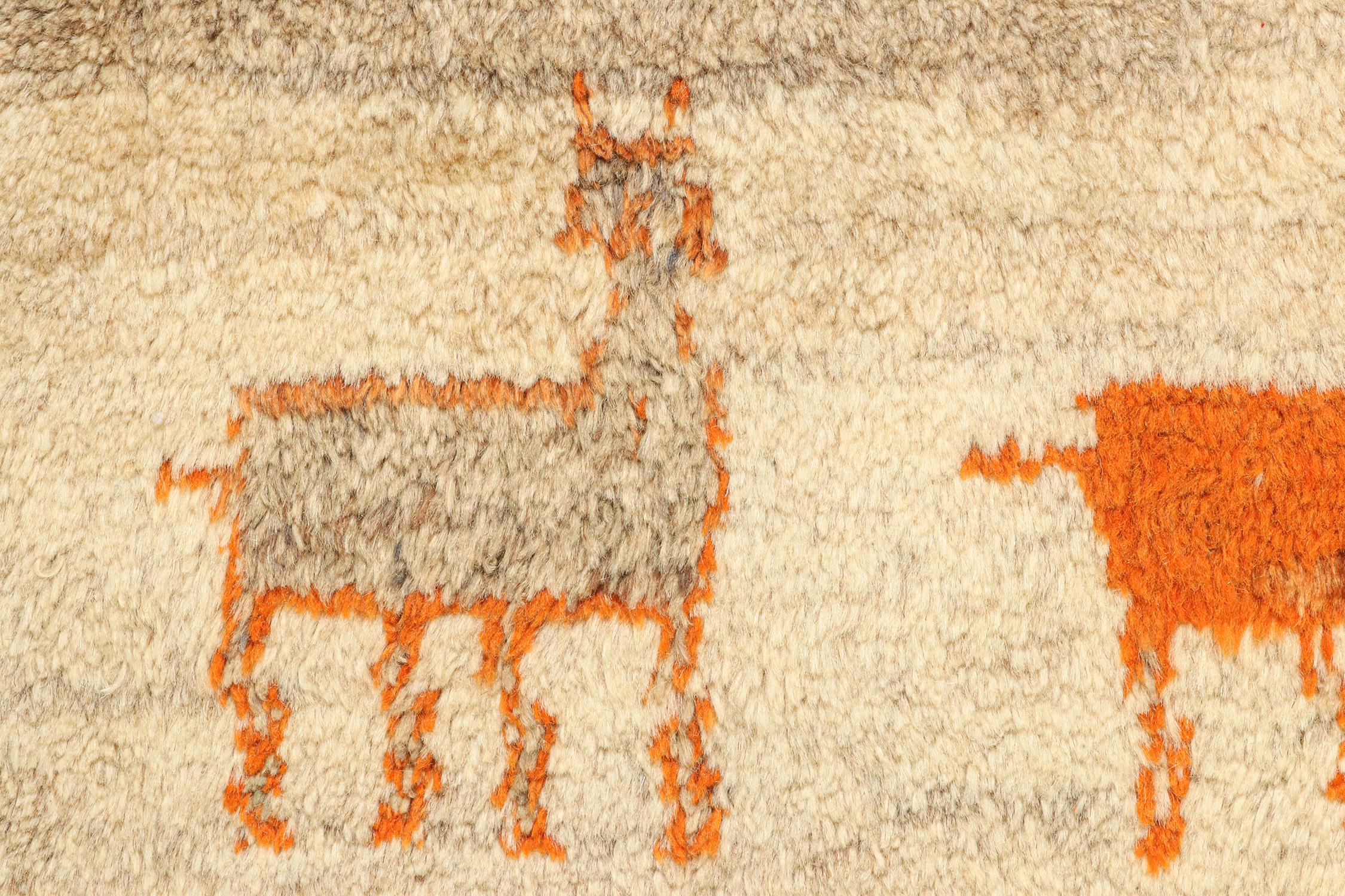 Seltener Gabbeh Tribal Teppich in Beige mit Bildmuster von Teppich & Kelim, Vintage im Zustand „Gut“ im Angebot in Long Island City, NY