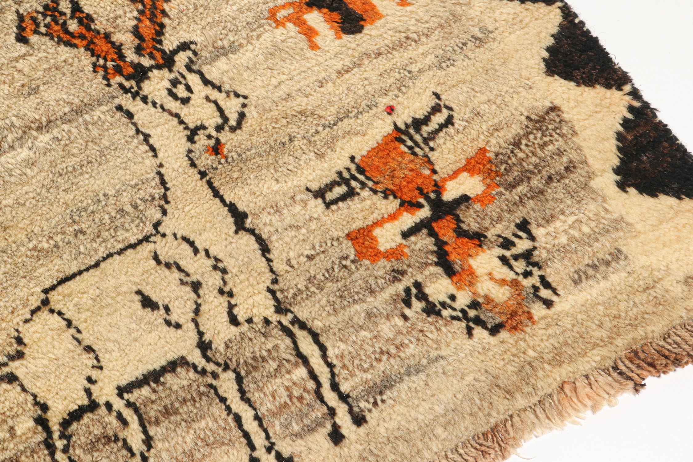 Rara alfombra tribal Gabbeh vintage con motivos pictóricos beige de Rug & Kilim Anudado a mano en venta