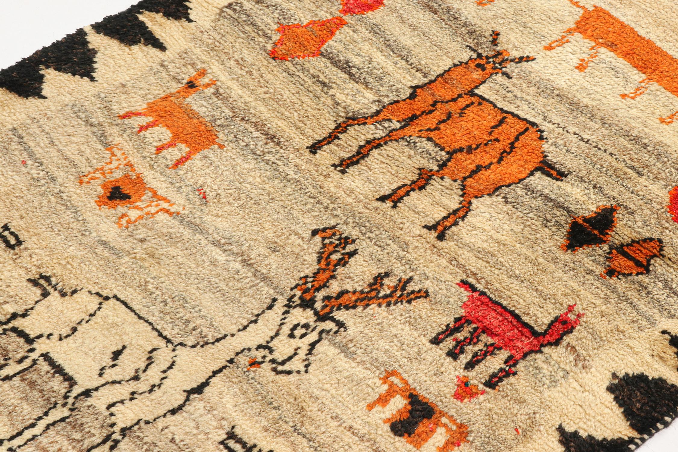 Seltener Gabbeh Tribal Teppich in Beige mit Bildmuster von Teppich & Kelim, Vintage (Türkisch) im Angebot
