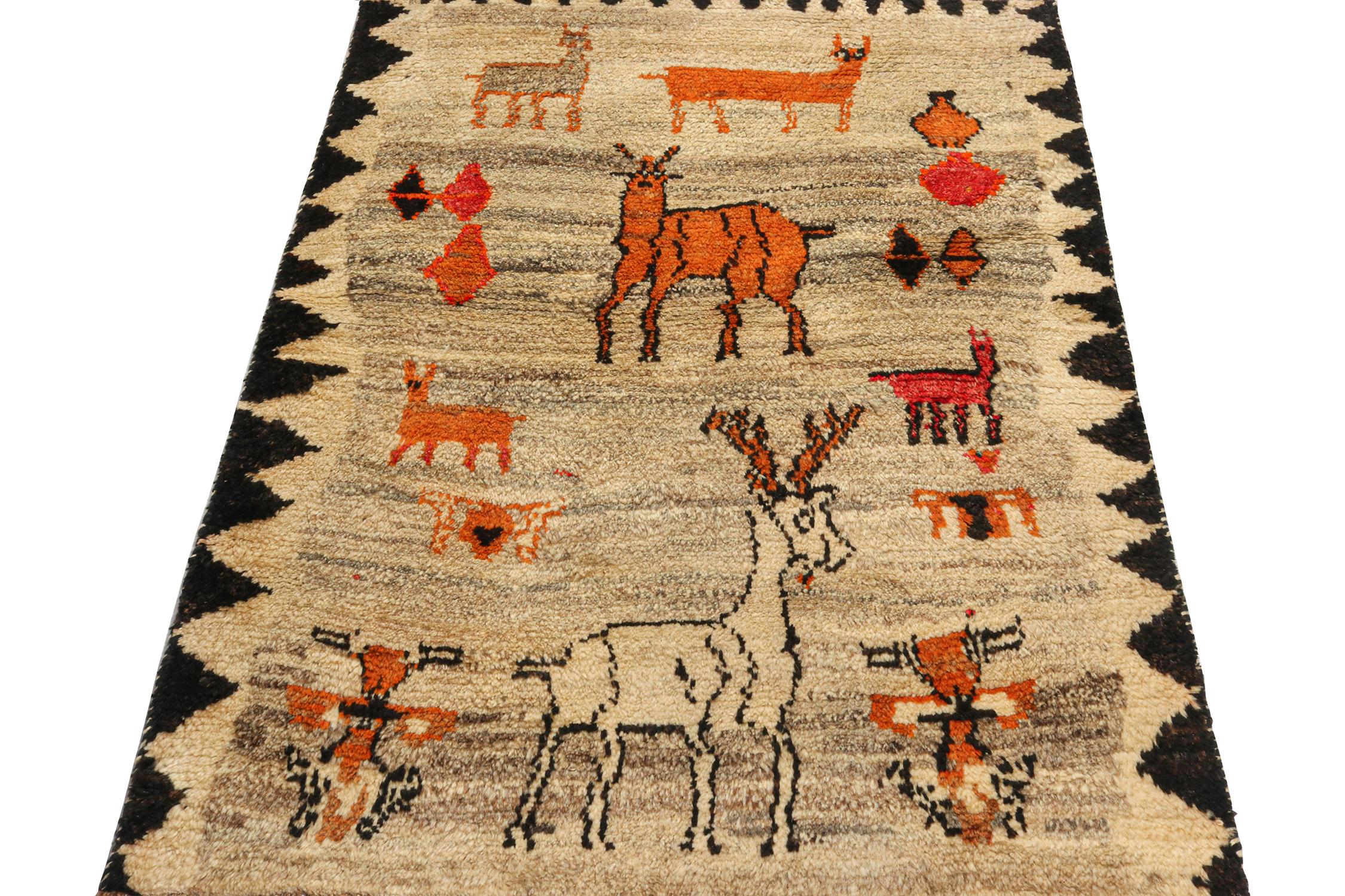 Seltener Gabbeh Tribal Teppich in Beige mit Bildmuster von Teppich & Kelim, Vintage (Stammeskunst) im Angebot