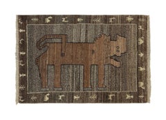 Rare tapis tribal Gabbeh vintage en gris et marron - Illustration d'animaux par Rug & Kilim