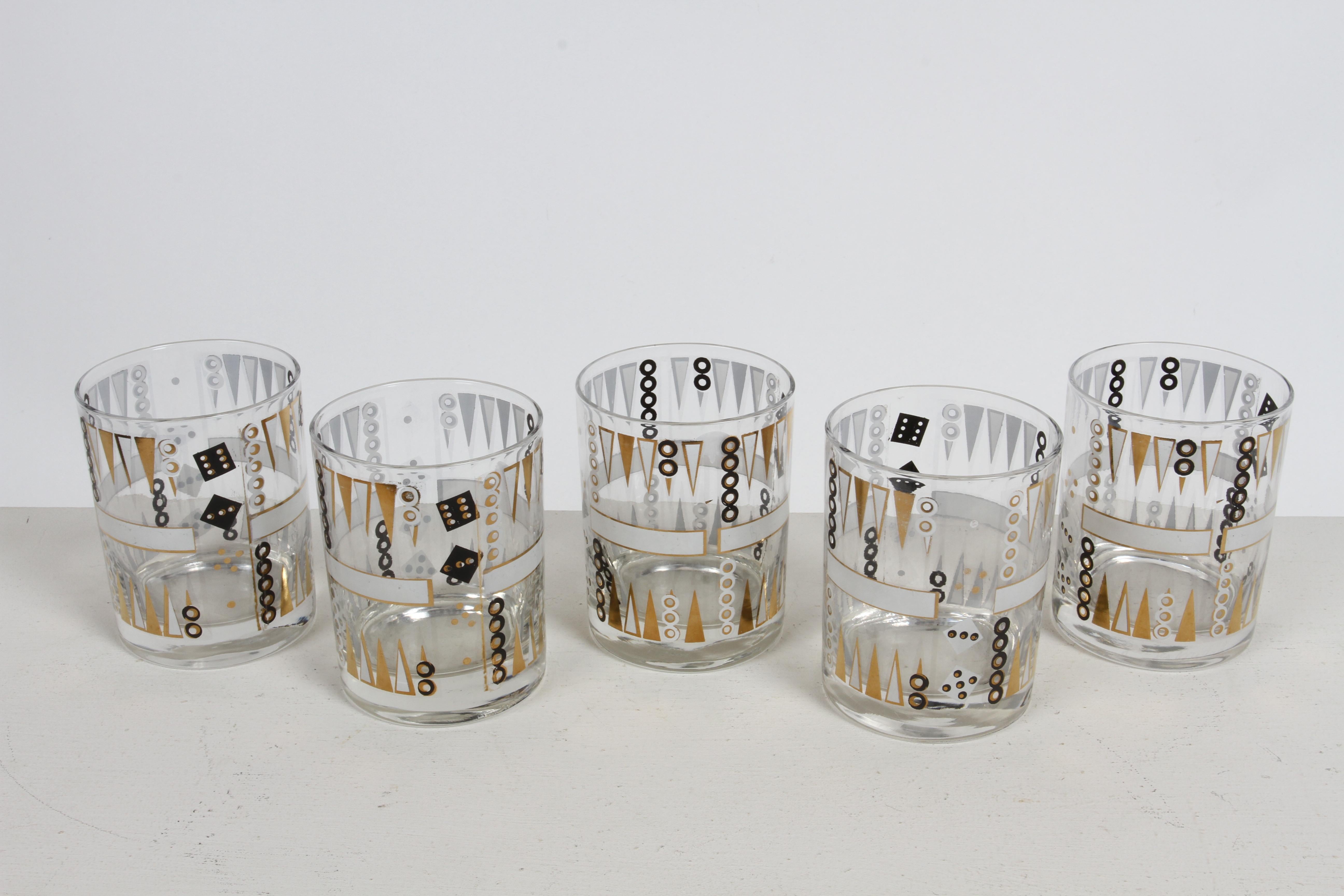 Seltenes Set von Backgammon-Gläsern aus den 1970er Jahren von Georges Briard. Satz von 5 Felsen, altmodisch oder niedrige Kugeln Gläser detailliert in weiß, schwarz, und 22 Karat Gold. Sie sind in gutem Zustand, mit einigen Gebrauchsspuren.