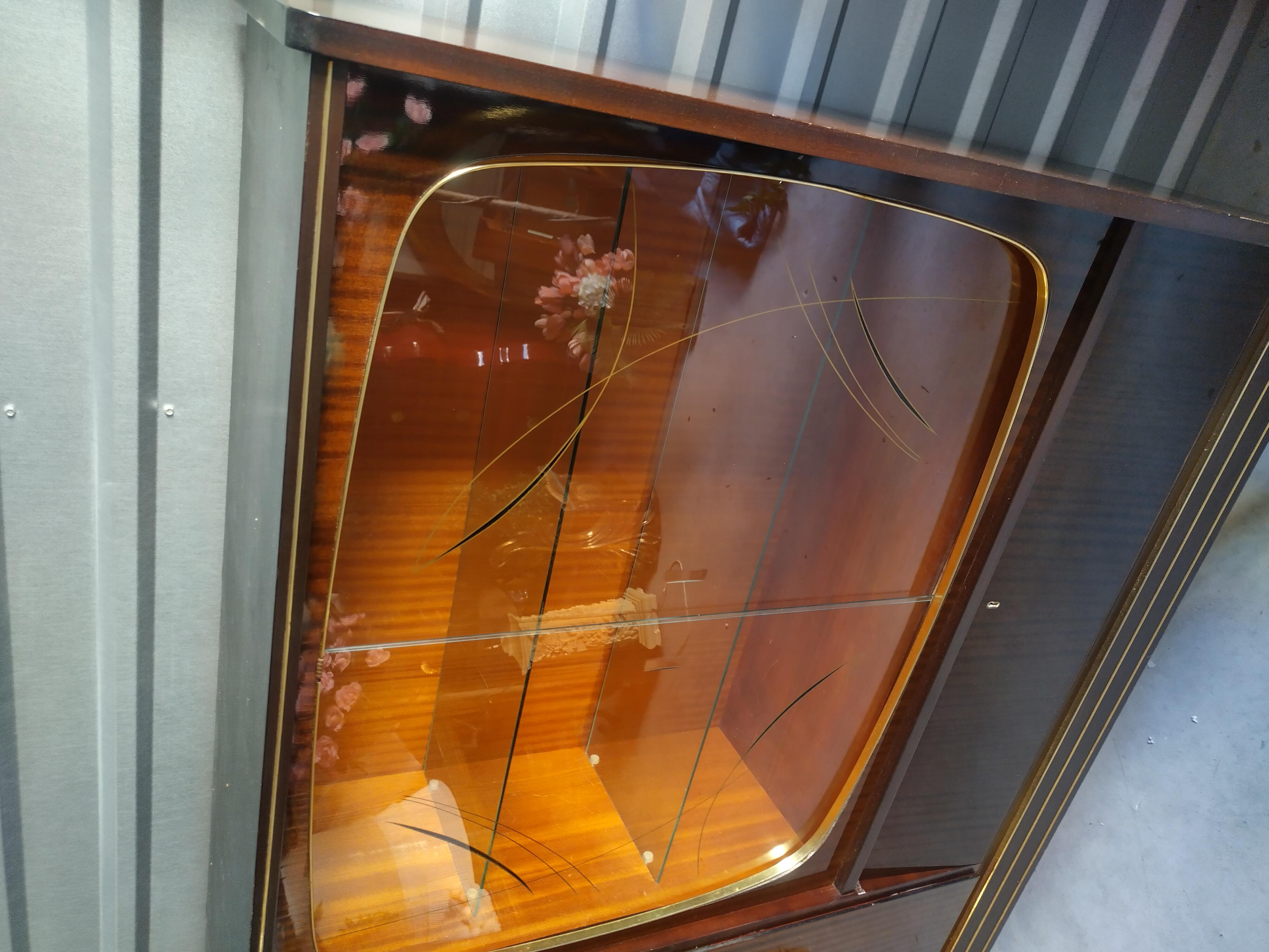 Rare Vintage German Qualitasmobel MCM 1950's Shrunk Glass Shelf Dry bar cabinet Bon état - En vente à Jensen Beach, FL