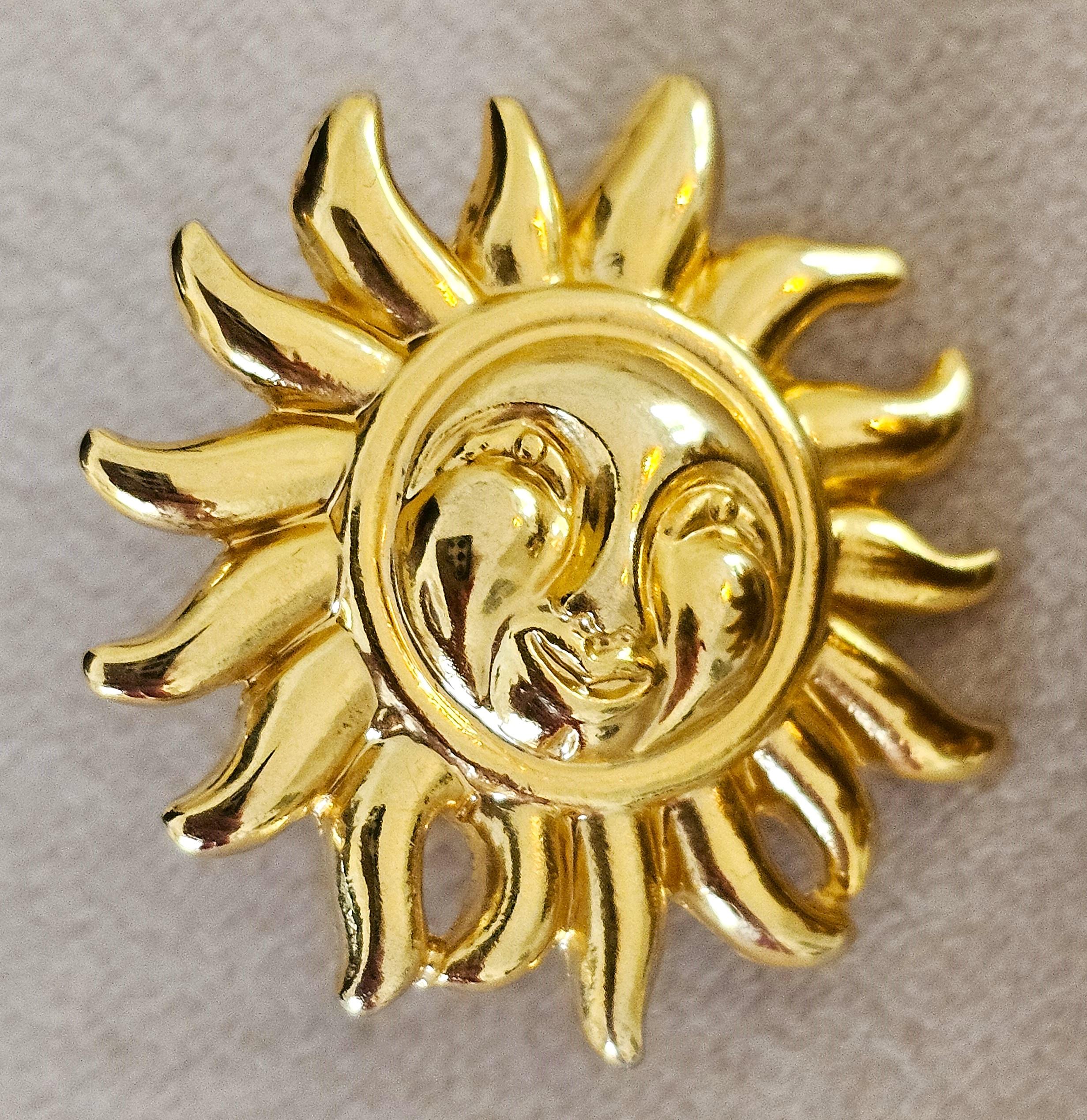 Los Pendientes Sol de Oro Gianni Versace de 1981 son piezas icónicas que ejemplifican el estilo atrevido y expresivo del diseñador. Estos pendientes se presentaron durante el lanzamiento de la primera fragancia de Versace en 19981 Gianni Versace for