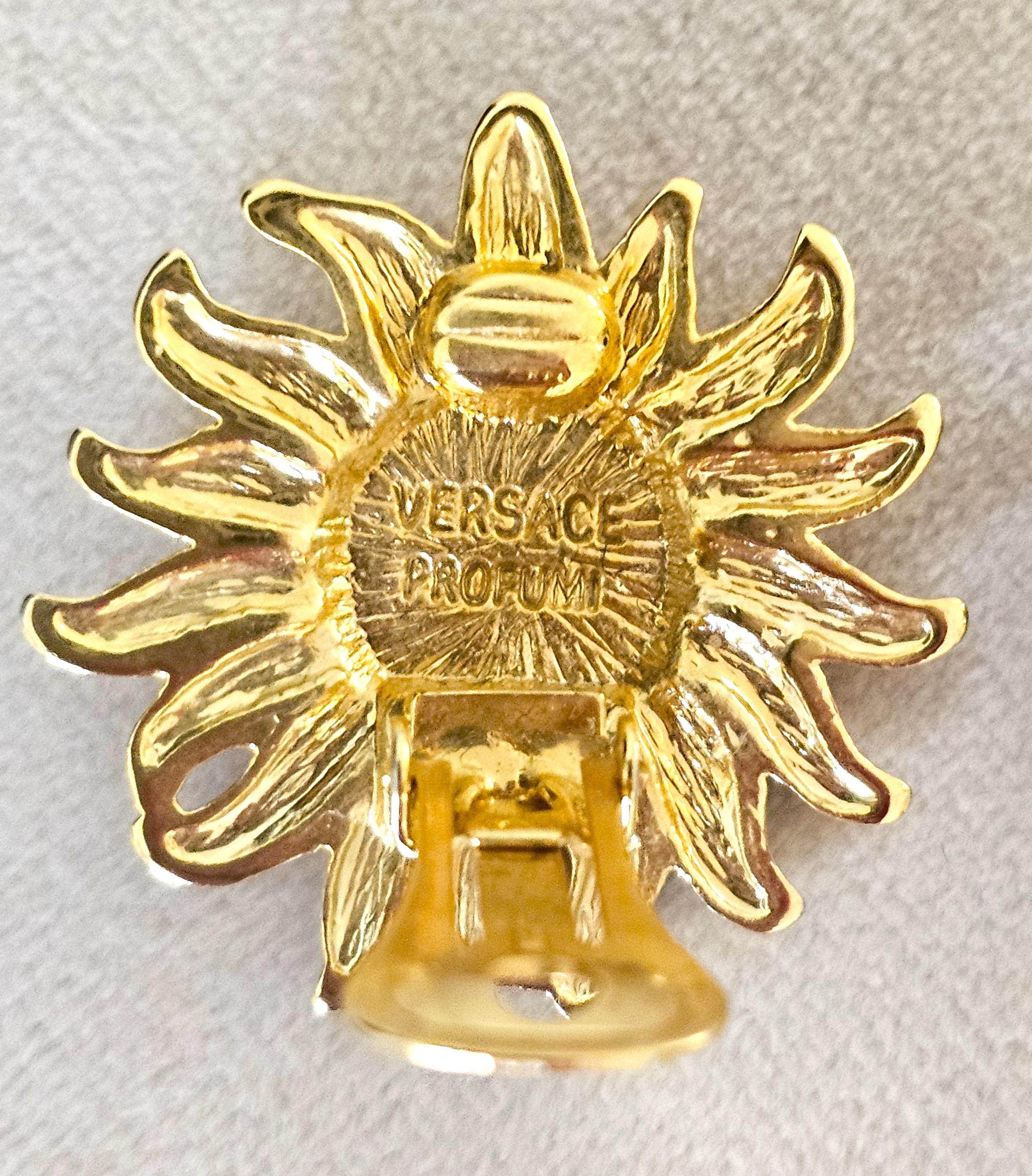 Raro Vintage Gianni Versace Sol de Oro Pendientes de clip Pasarela 1981 en venta 1
