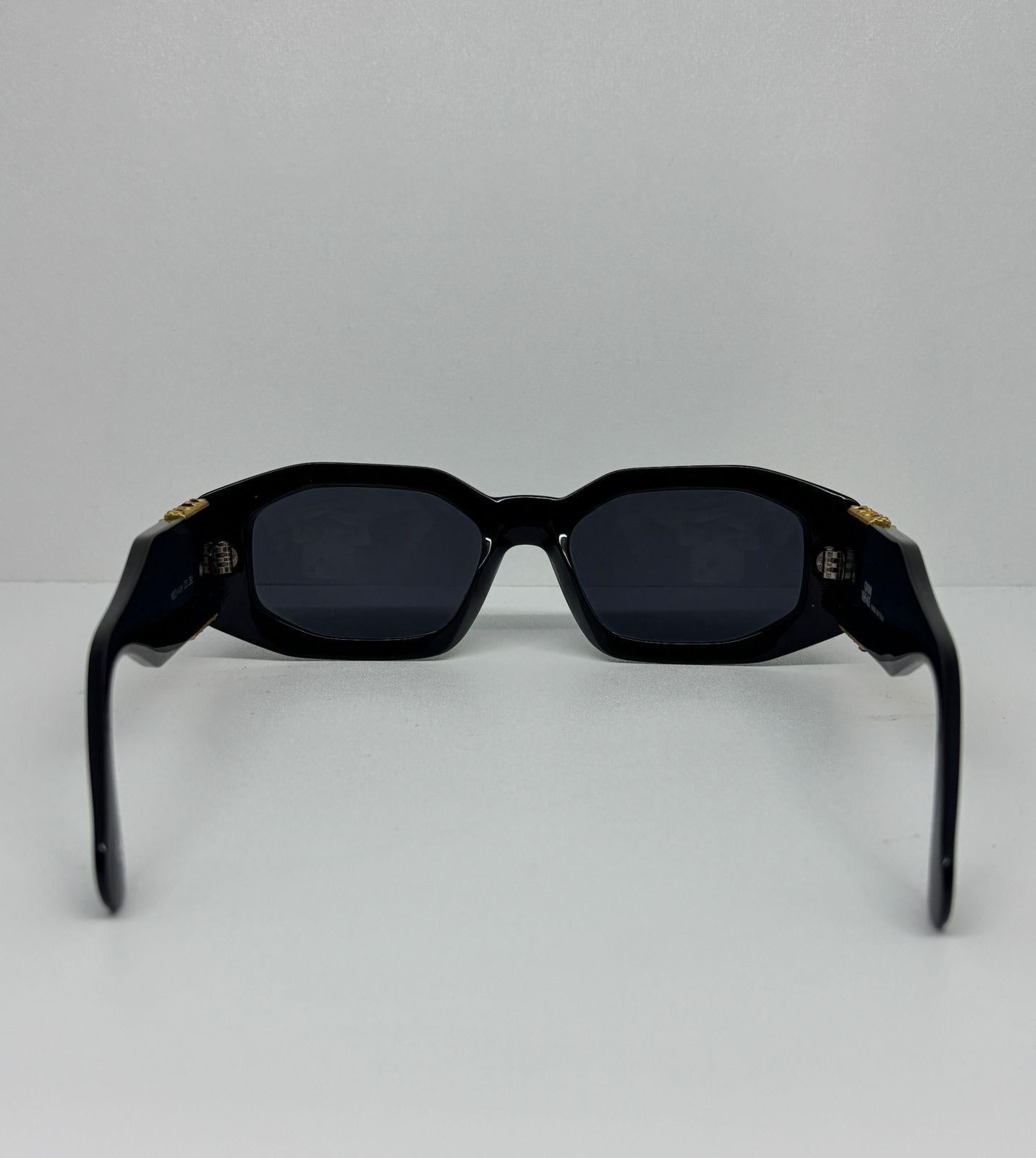 Rare vintage versace sunglasses with crystal medusa detail on the sides. A few of the stone has fallen off (especially the red ones). Beautiful statement piece. Slightly loose hinge. Comes with its leather case.