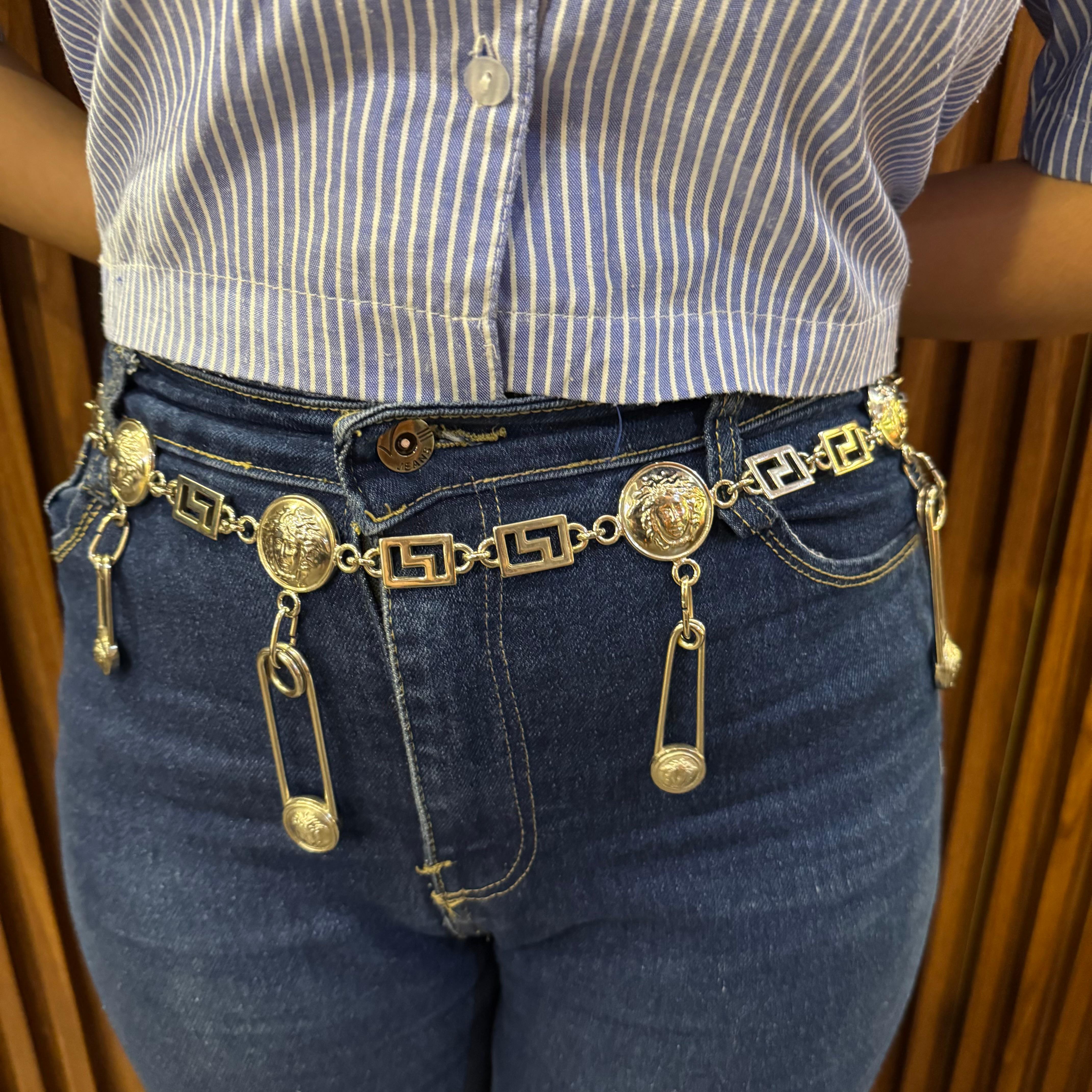 Rarissima cintura a catena con spilla di sicurezza di Gianni Versace. Un pezzo da collezione. In ottime condizioni vintage con lievi graffi. La lunghezza della cintura è di 80 cm, regolabile. 