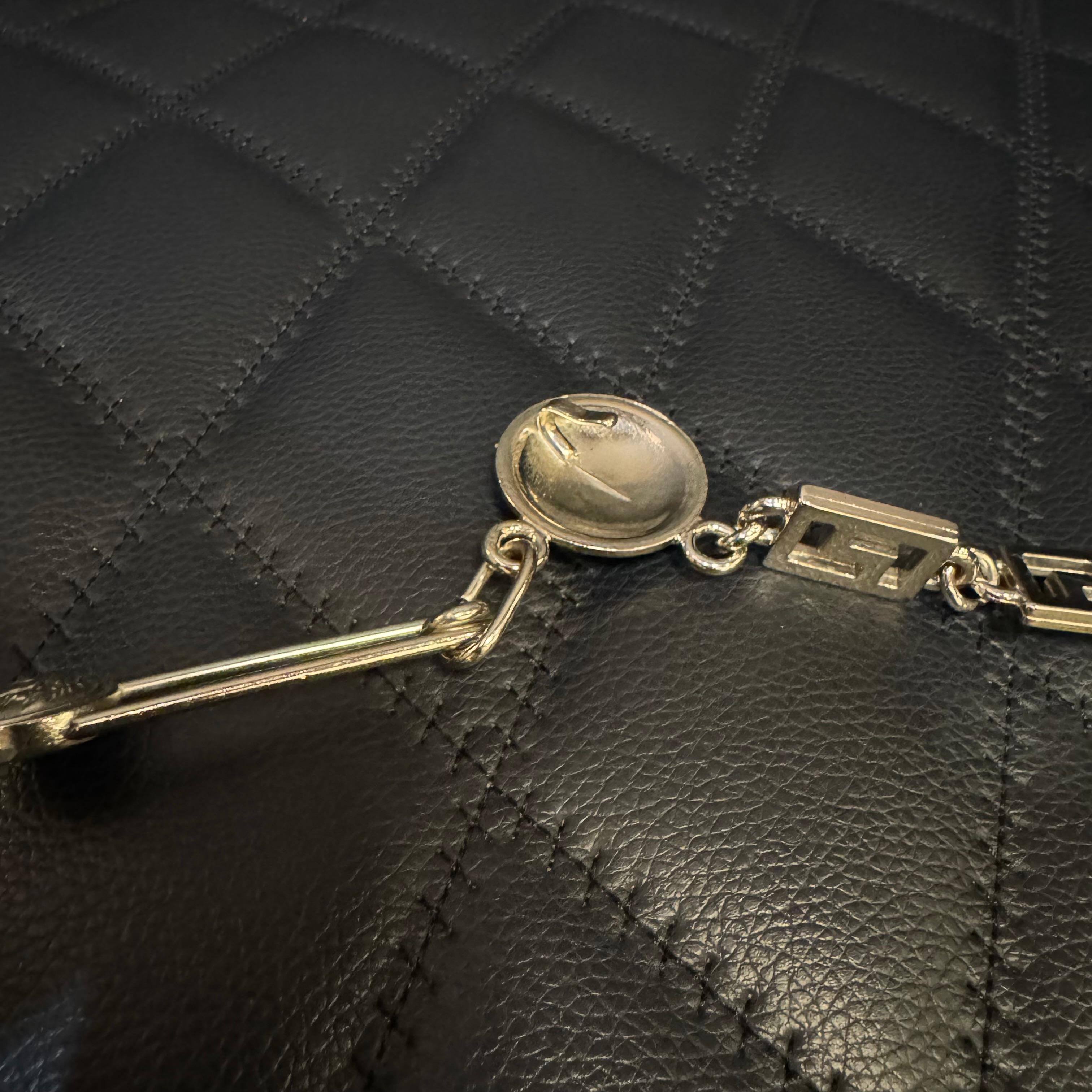 Beige Raro vintage Gianni Versace Argento Metallo Spilla di sicurezza Medaglione Catena Cintura in vendita