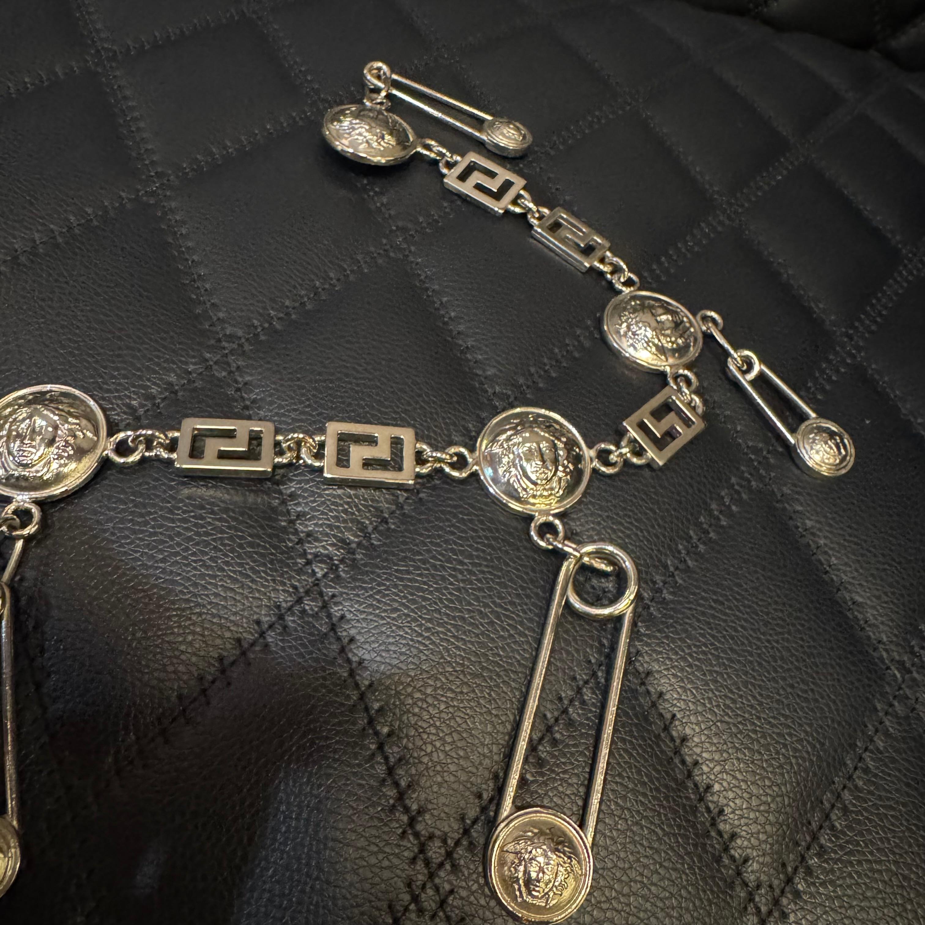 Raro vintage Gianni Versace Argento Metallo Spilla di sicurezza Medaglione Catena Cintura In condizioni buone in vendita a Jakarta, Daerah Khusus Ibukota Jakarta
