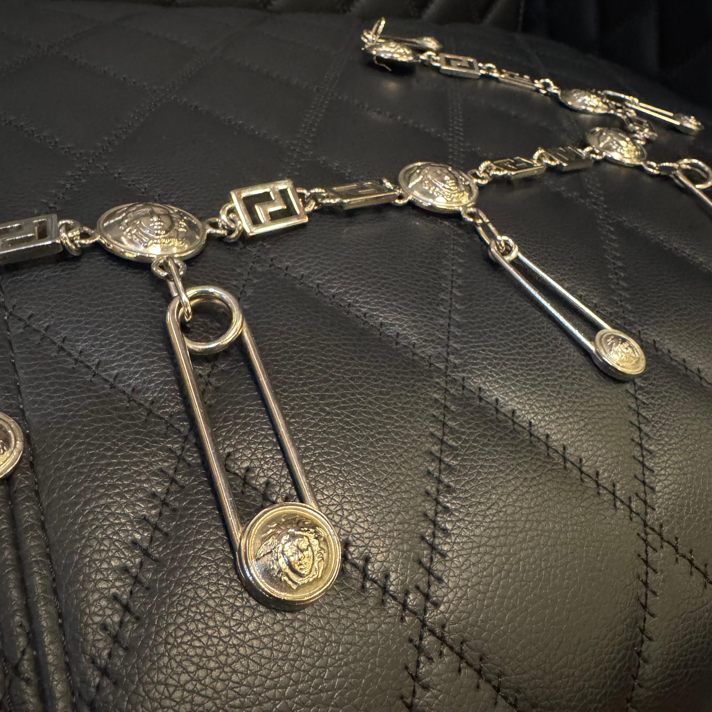Donna Raro vintage Gianni Versace Argento Metallo Spilla di sicurezza Medaglione Catena Cintura in vendita