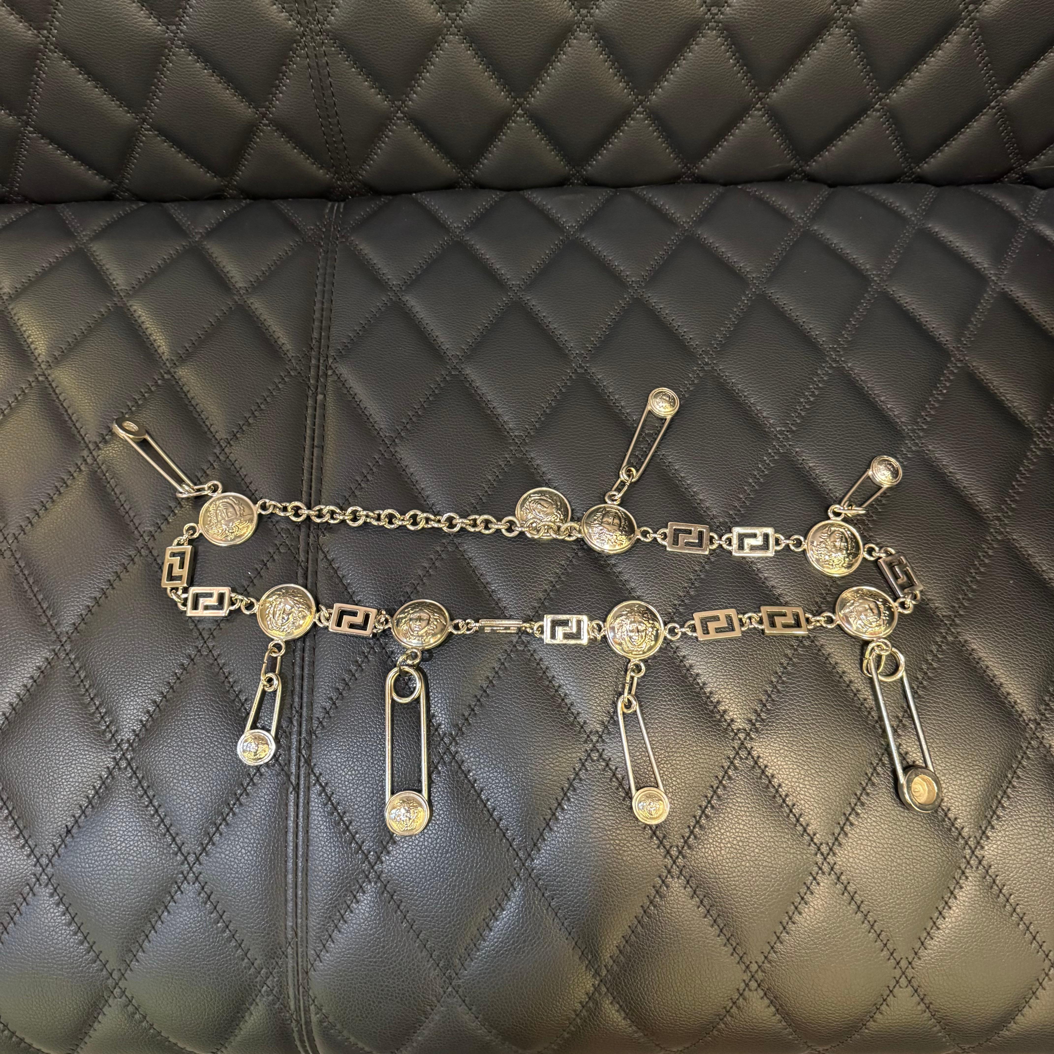 Raro vintage Gianni Versace Argento Metallo Spilla di sicurezza Medaglione Catena Cintura in vendita 3
