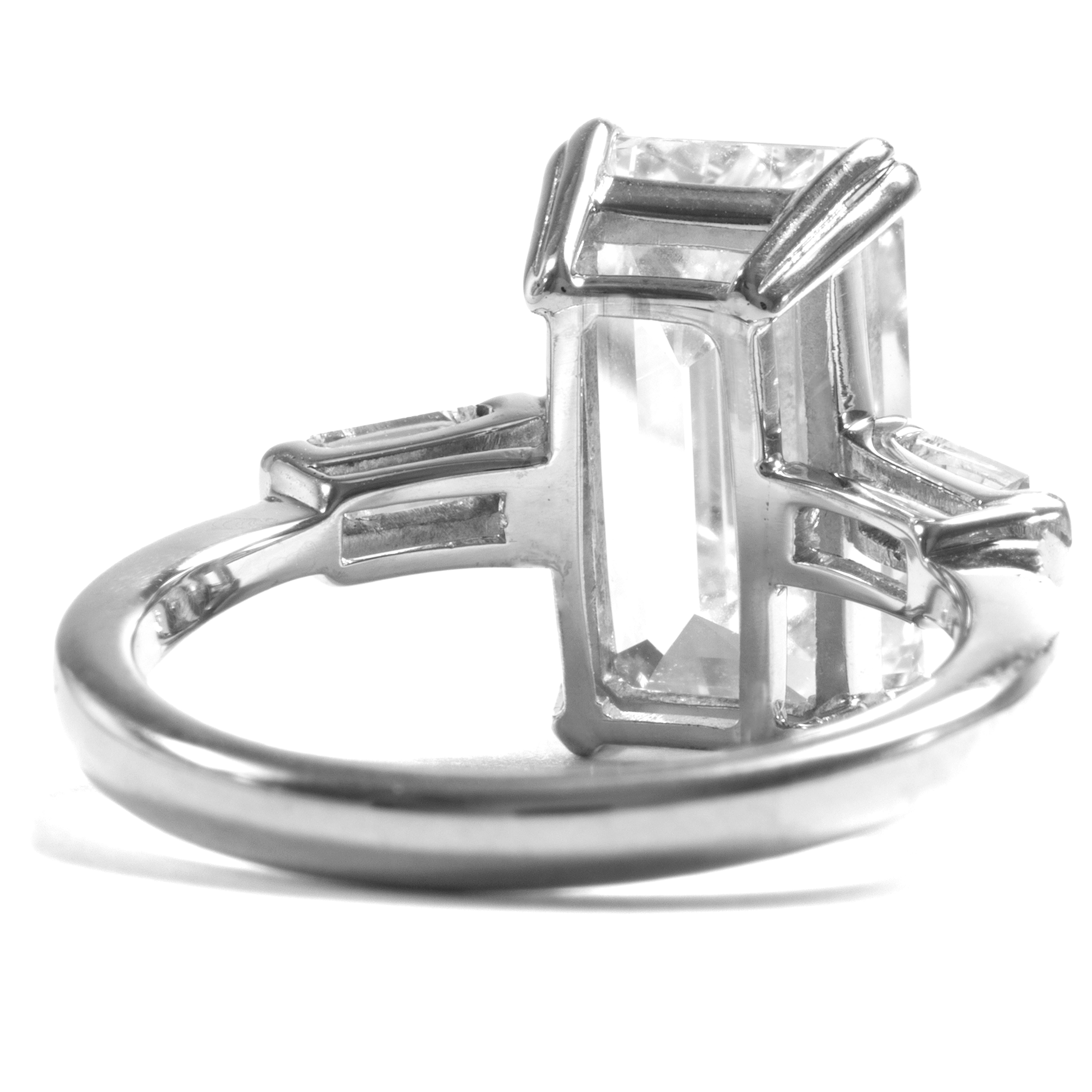 Rare bague Vintage Golconda avec diamant de type IIa

Découvrez un véritable trésor avec cette bague vintage exceptionnelle, ornée d'un diamant de type IIa de 4 carats provenant des légendaires mines de Golconda. Récemment certifiée par le GIA,