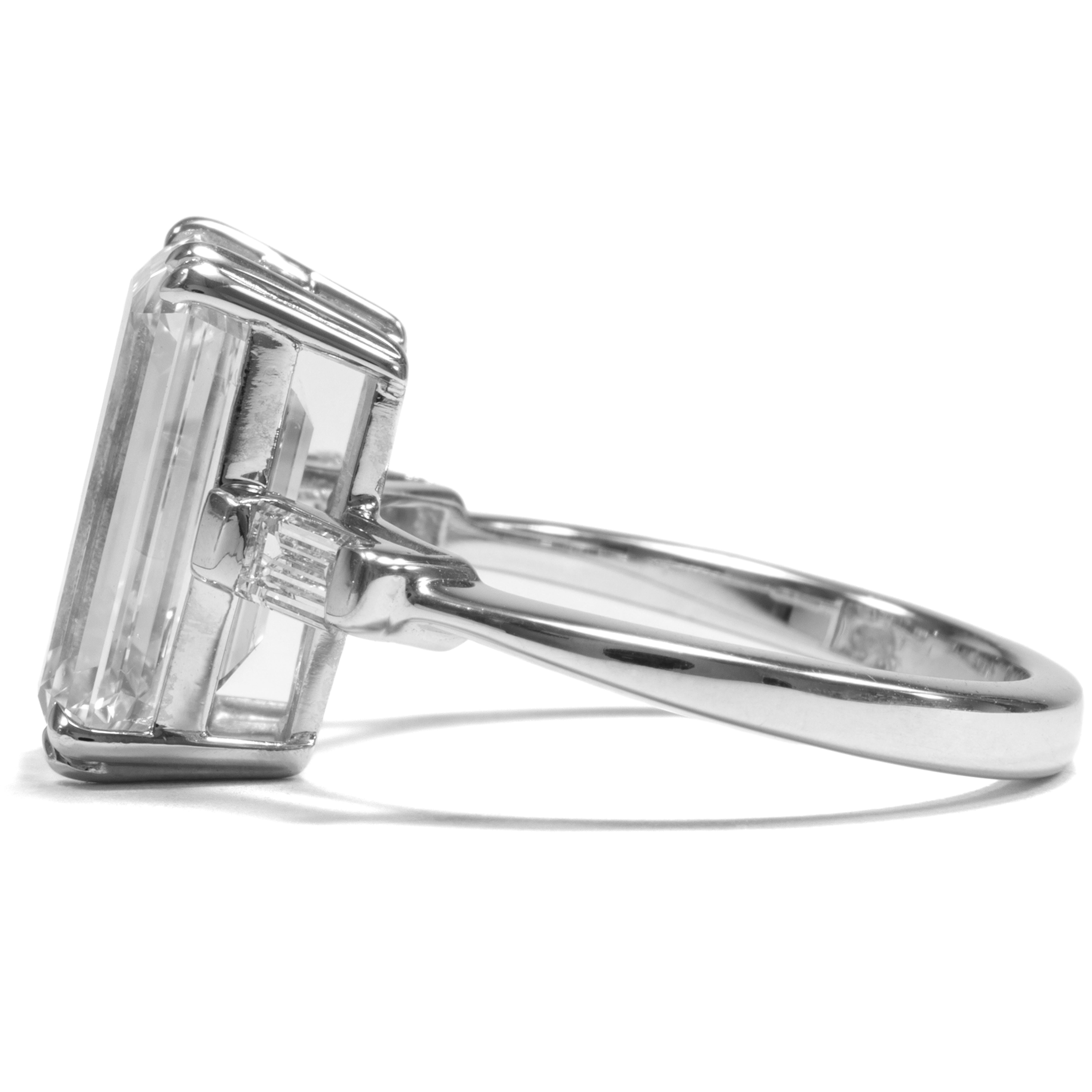 Contemporain Rare bague Golconda en diamant taille émeraude de 4 carats de type IIa en vente