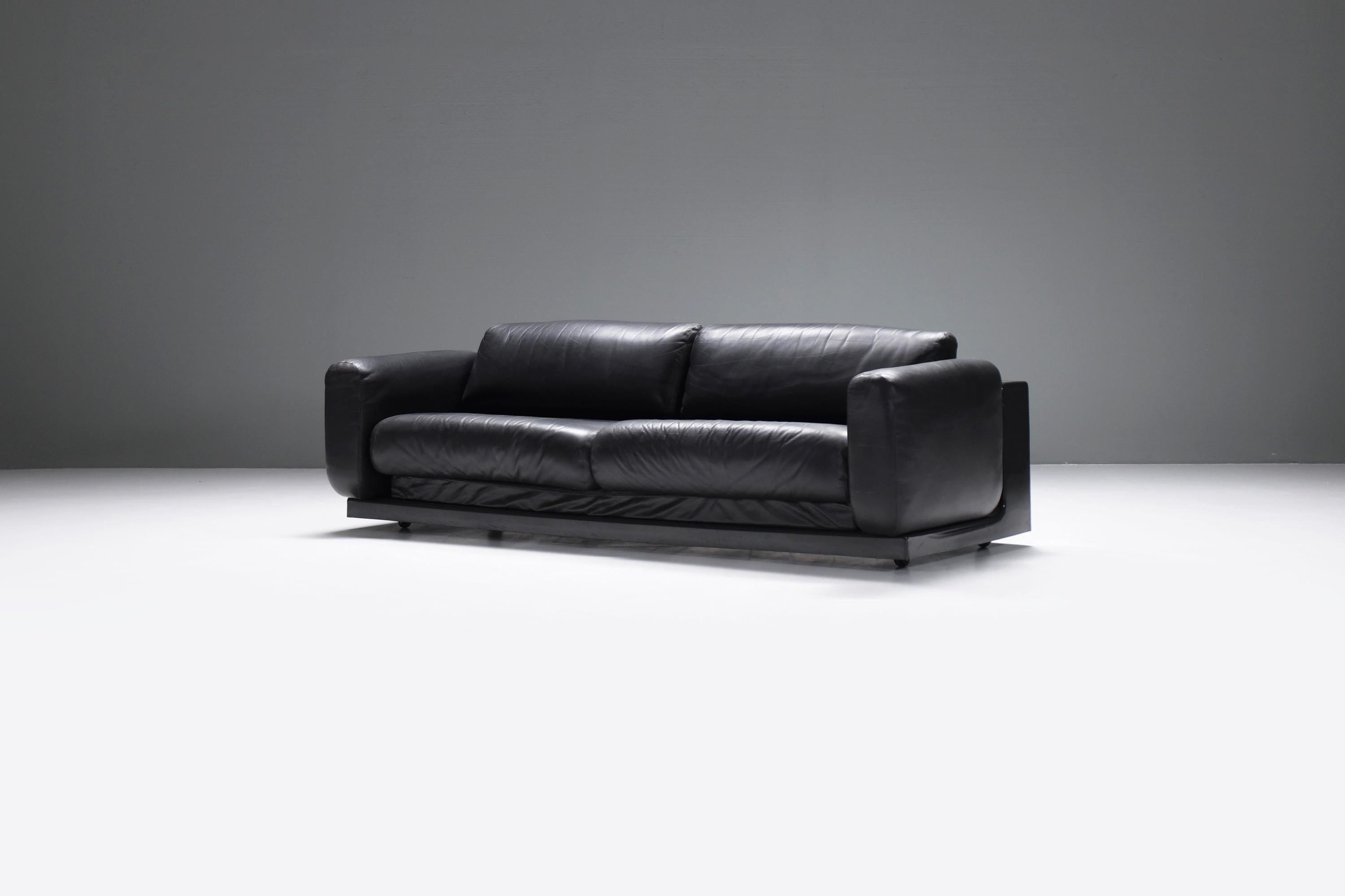 
Gradual lounge sofa - Cini Boeri - Knoll
Stunning & rare Gradual sofa in black leather.
Designed by Cini Boeri for Knoll.

In 1970, Boeri introduced her first piece designed specifically for Knoll—the Gradual Lounge, an innovative, modular and