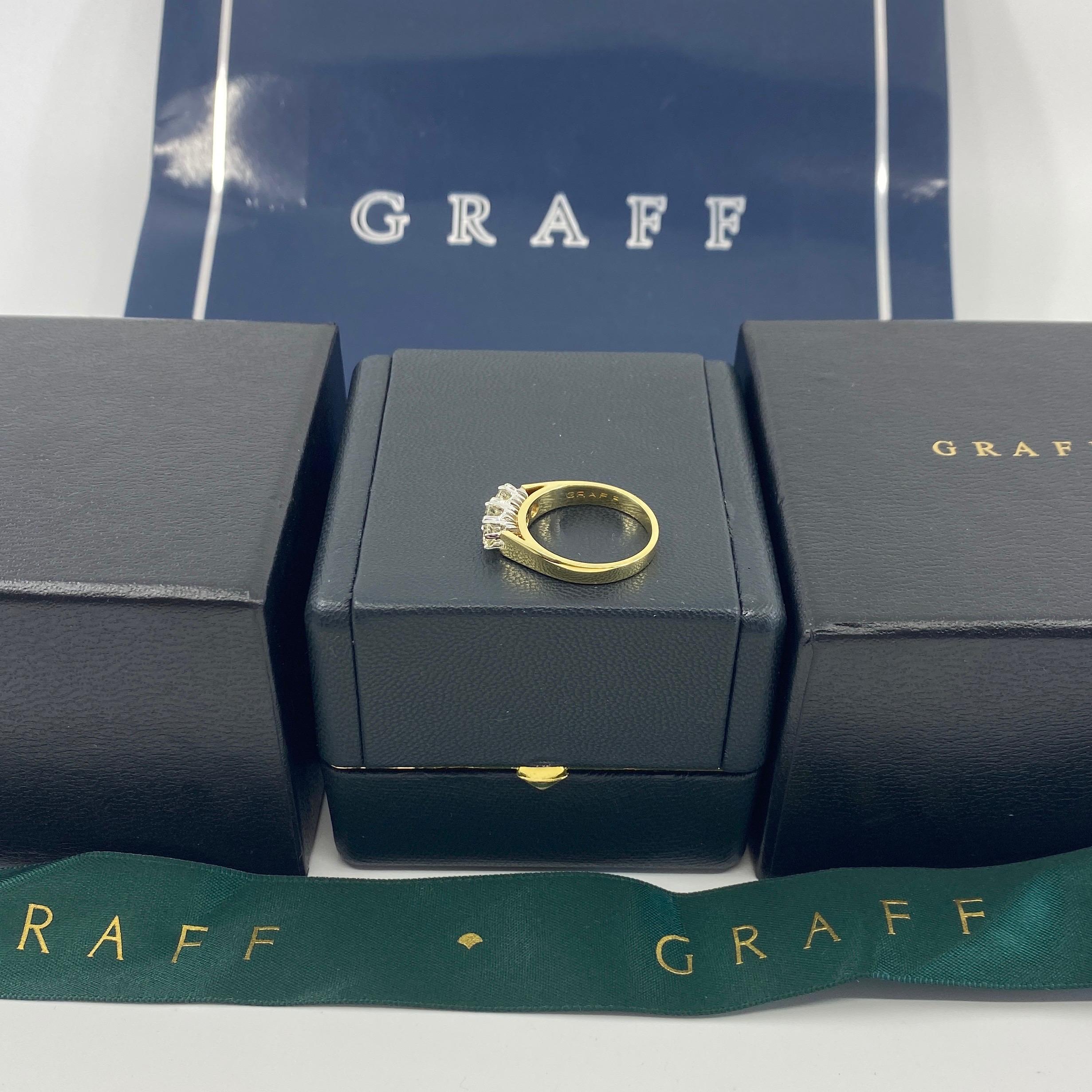 Rare Vintage GRAFF 0.75ct White Diamond Trilogy Three-Stone 18 Karat Gold Ring In Excellent Condition In Birmingham, GB