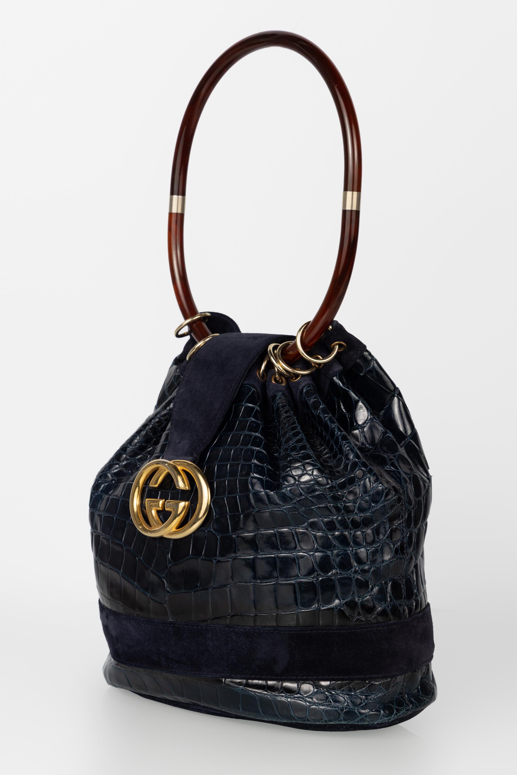 Nero Rara borsa ad anello Gucci in coccodrillo e pelle scamosciata con manico in lucite, CIRCA 1978 in vendita