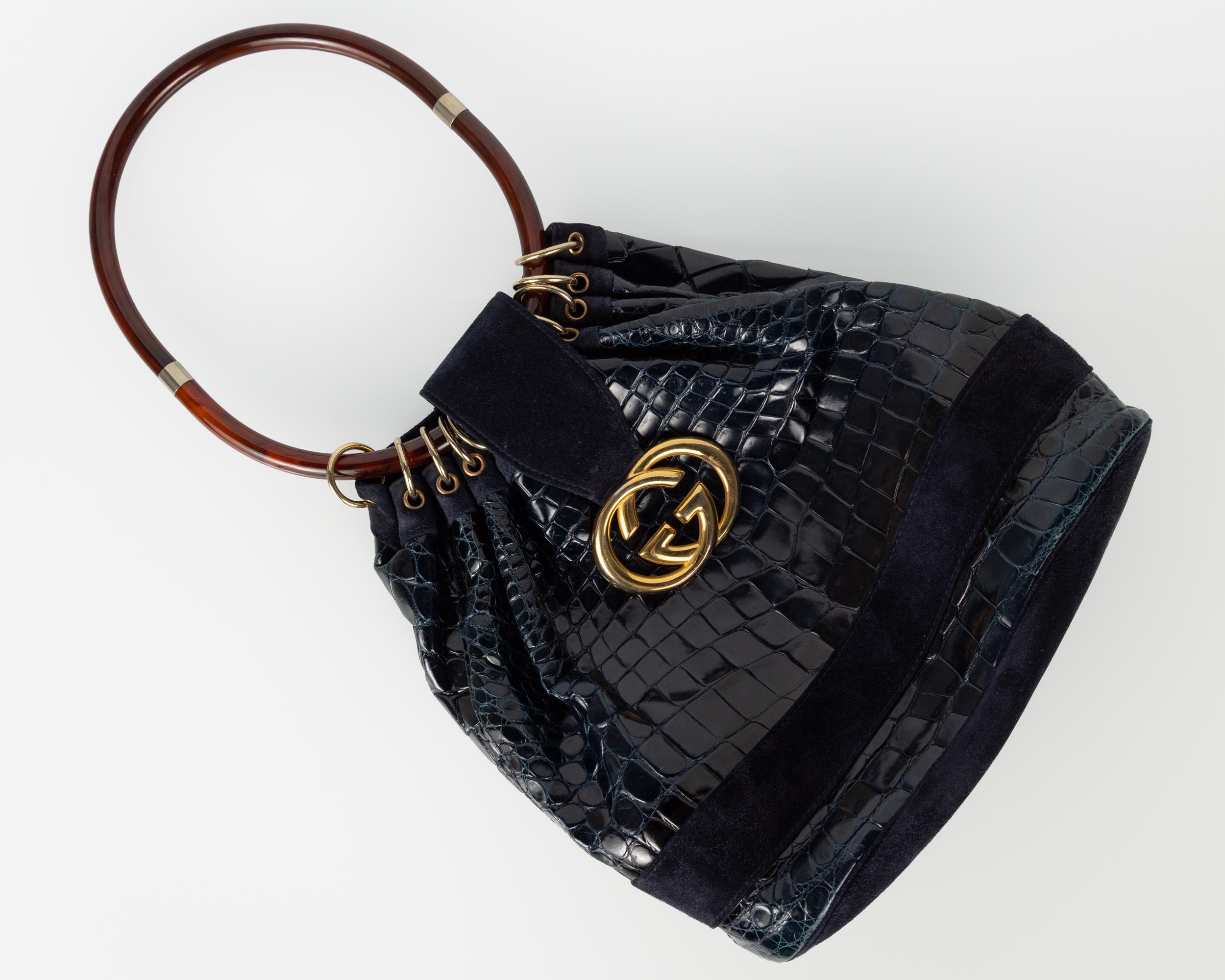 Rara borsa ad anello Gucci in coccodrillo e pelle scamosciata con manico in lucite, CIRCA 1978 In condizioni buone in vendita a Boca Raton, FL