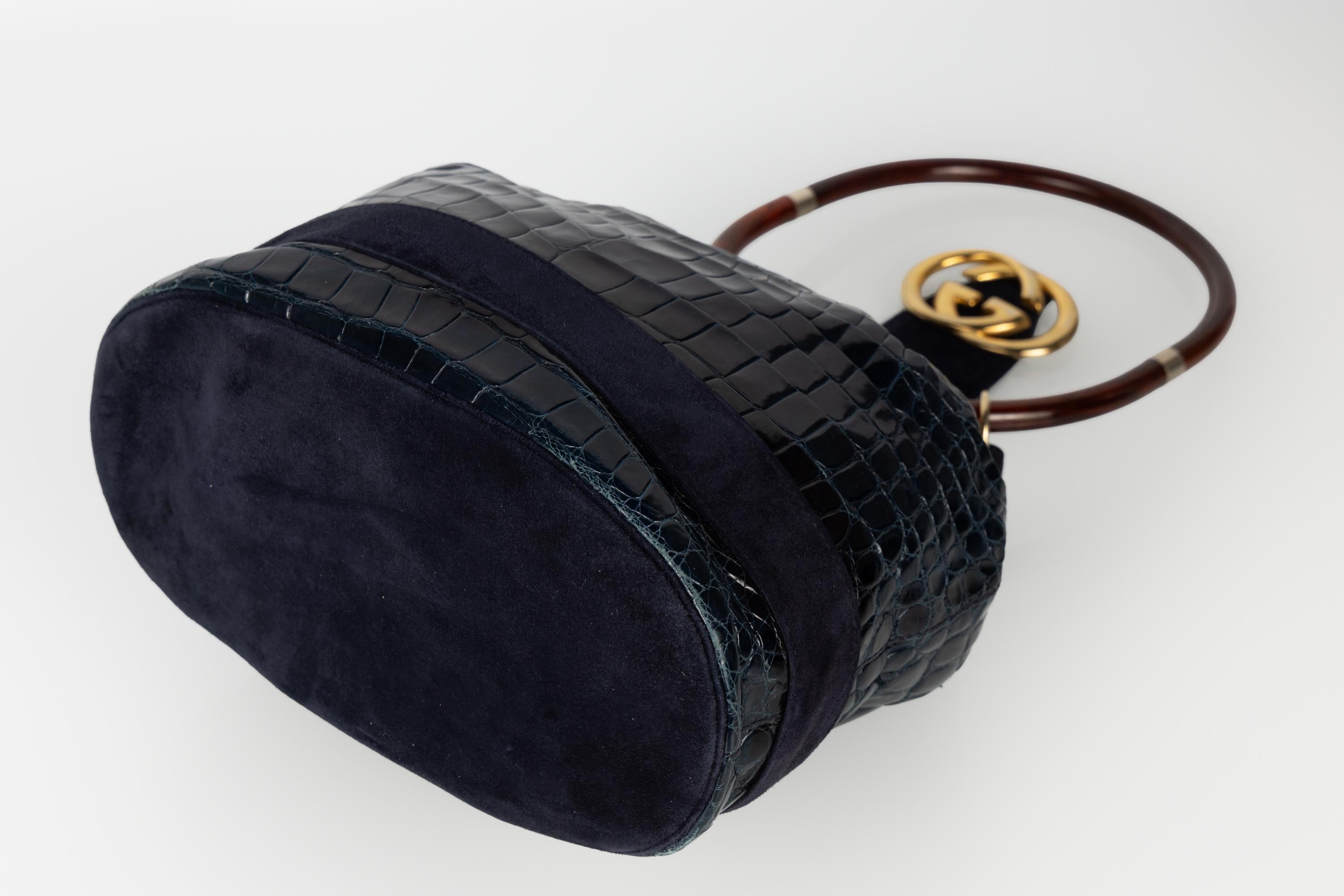 Donna Rara borsa ad anello Gucci in coccodrillo e pelle scamosciata con manico in lucite, CIRCA 1978 in vendita