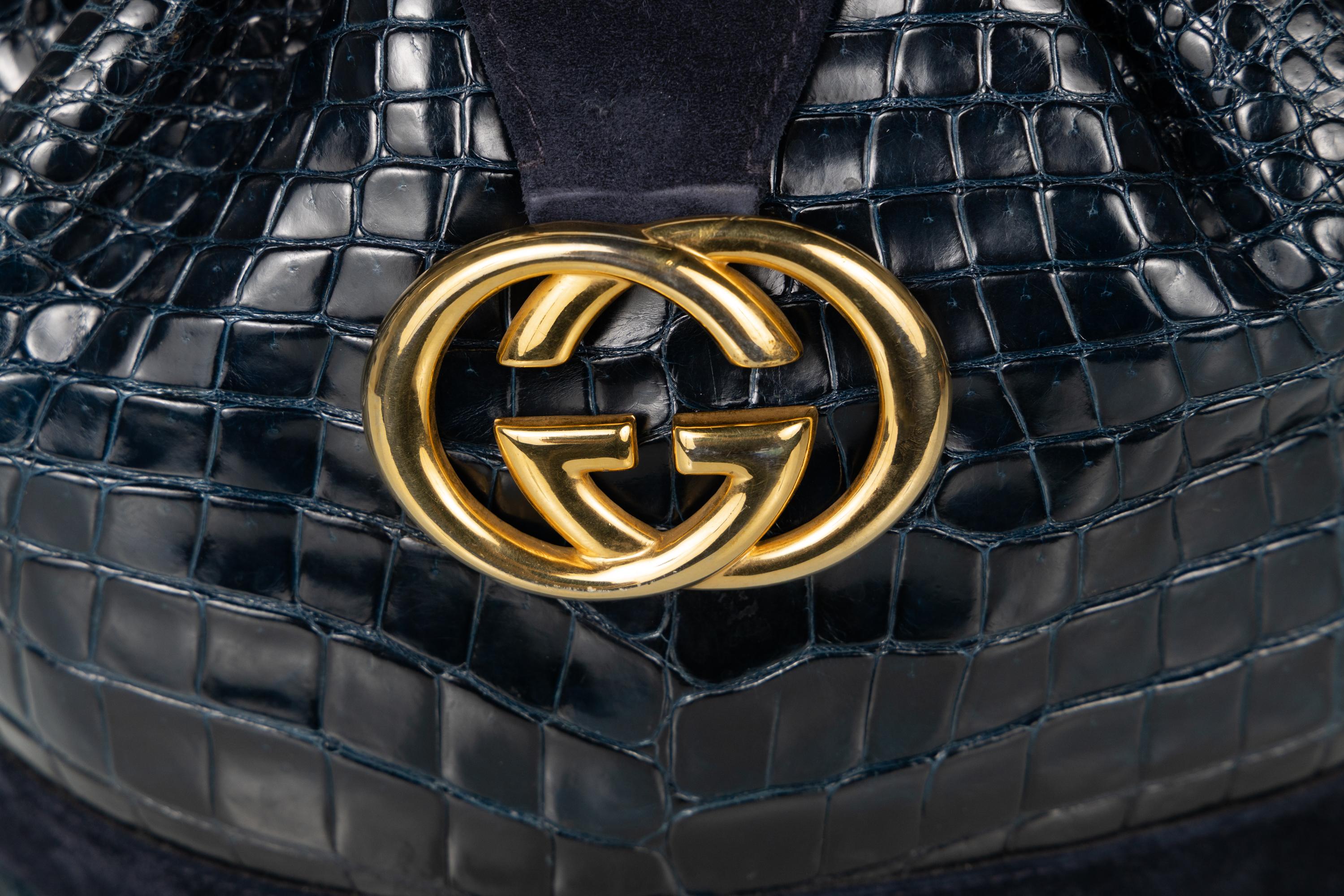 Rara borsa ad anello Gucci in coccodrillo e pelle scamosciata con manico in lucite, CIRCA 1978 in vendita 3