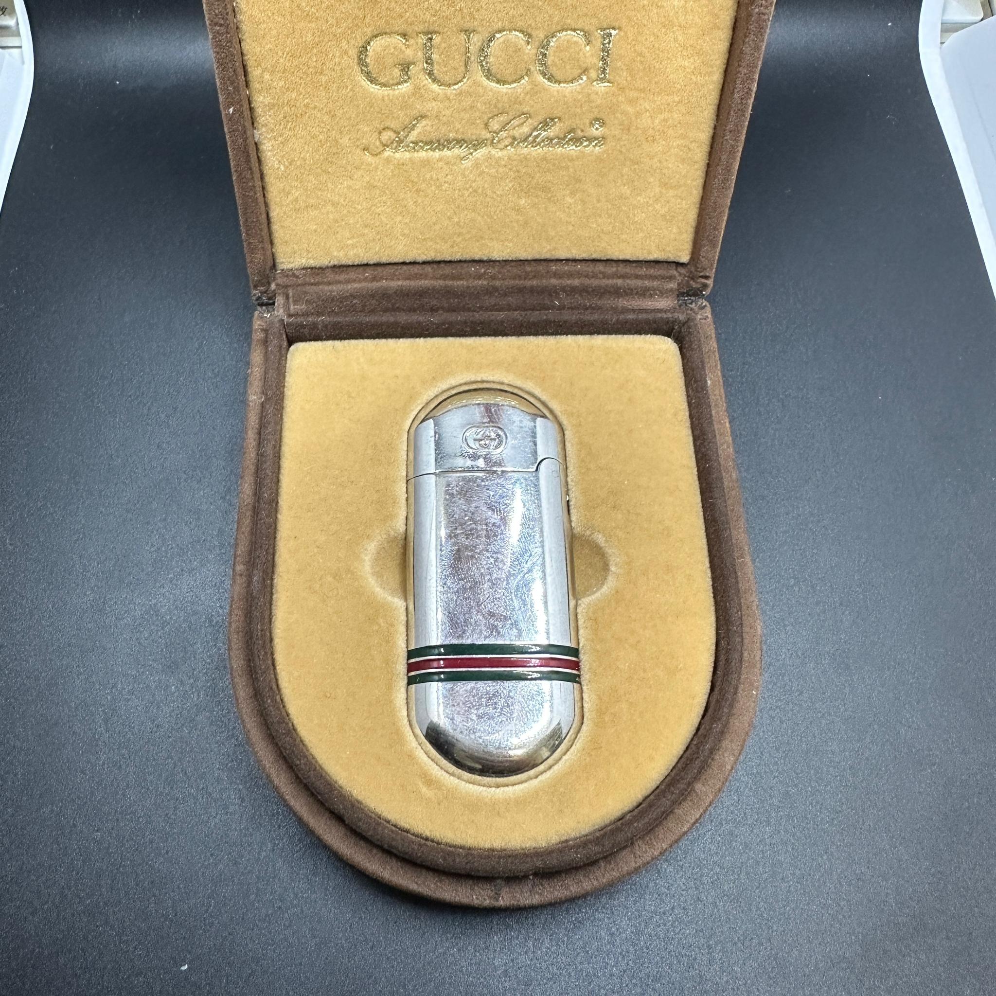 Sehr seltene authentische Vintage Luxury Gucci Feuerzeug, Florenz Italia 80er Jahre. 
Schöne Silver Finish Gucci Feuerzeug, mit dem grünen, roten Streifen an der Unterseite. 
Kommt mit mit Original-Koffer und Stempel Herstellungssteuer Zündgeräte