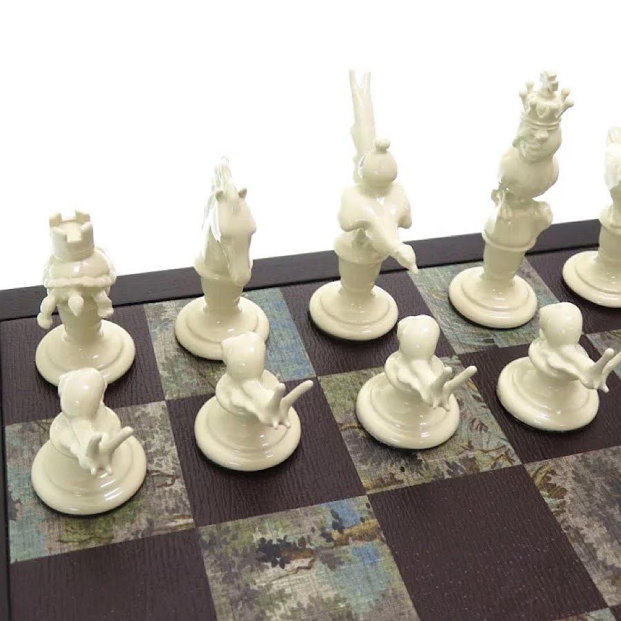 Set di scacchi Monogram Gucci d'epoca con custodia - Italia, anni '80 ca.

Un raro ed elegante set di scacchi da viaggio di Gucci contenuto in una valigia in tela Monogram GG con strisce rosse e verdi e finiture dorate. L'interno rivela una