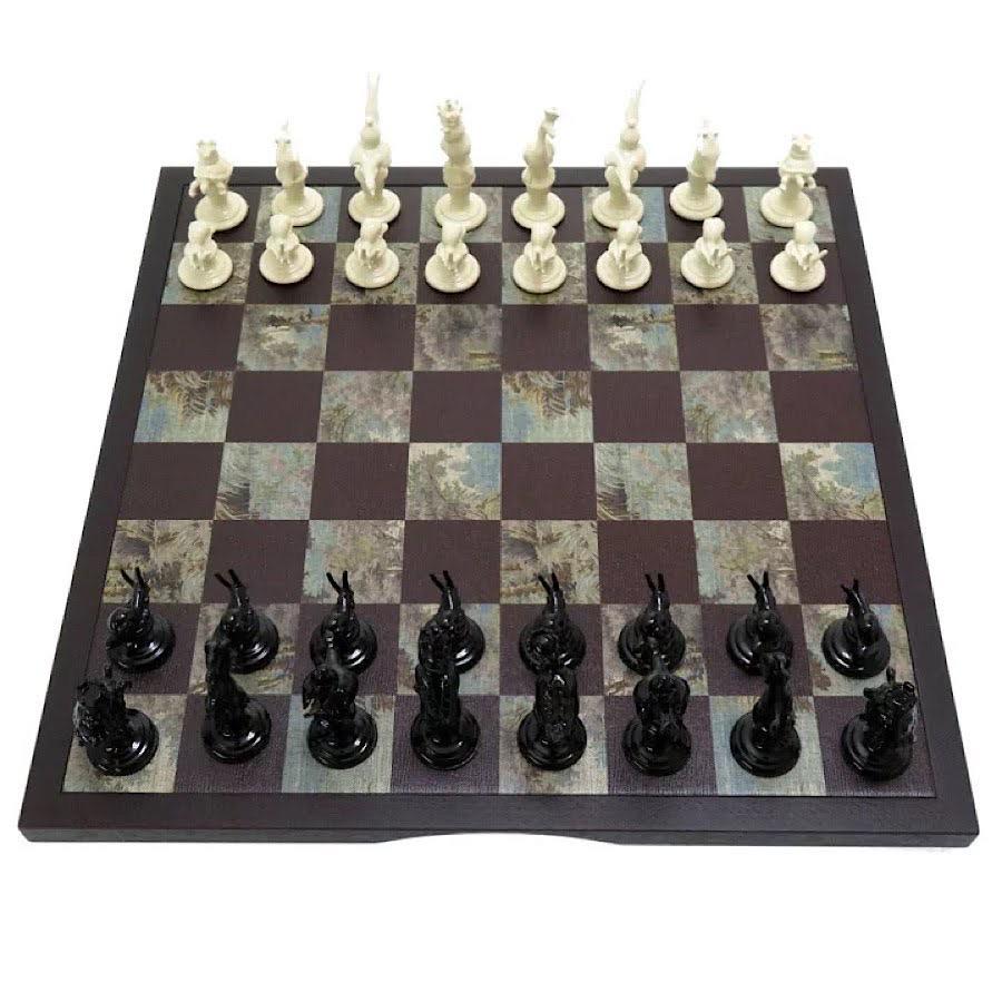 Raro set di scacchi Monogram Gucci d'epoca con custodia - Italia, anni '80 ca. In condizioni buone in vendita a Tarzana, CA