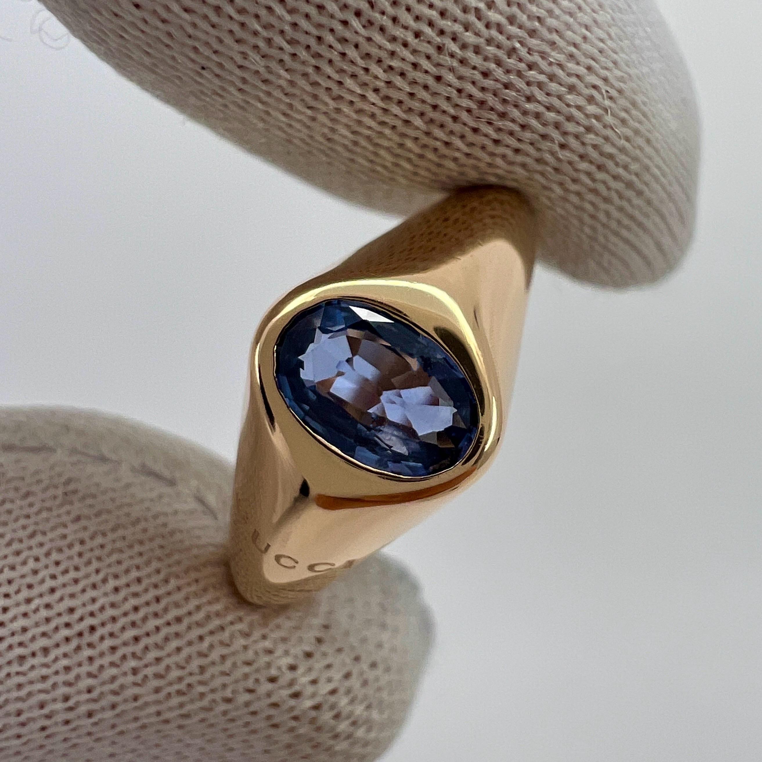 Women's or Men's Rare Vintage Gucci Oval Cut Blue Sapphire 18k Yellow Gold Signet Solitaire Ring For Sale