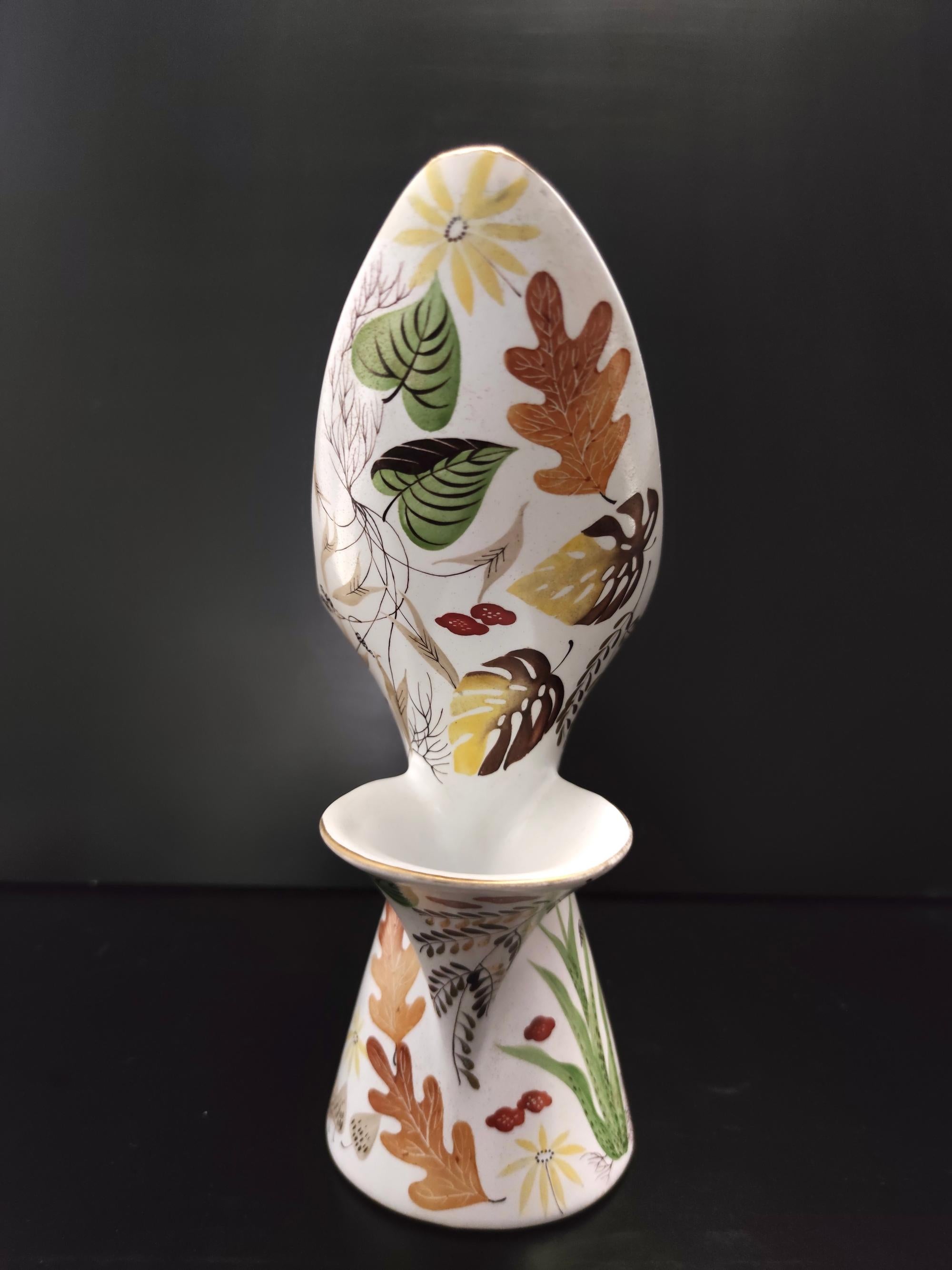 Fabriqué en Italie, années 1957. 
Ce vase étonnant est fabriqué en céramique émaillée blanche, qui a été peinte à la main après...  puis cuits une nouvelle fois au four. 
Il s'agit d'une pièce rare : en effet, elle ne figure pas dans le livre