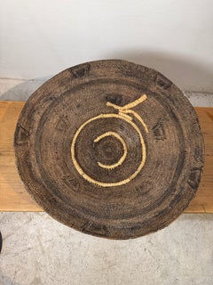Raro cesto vintage intrecciato a mano con spirale organica e motivo tribale