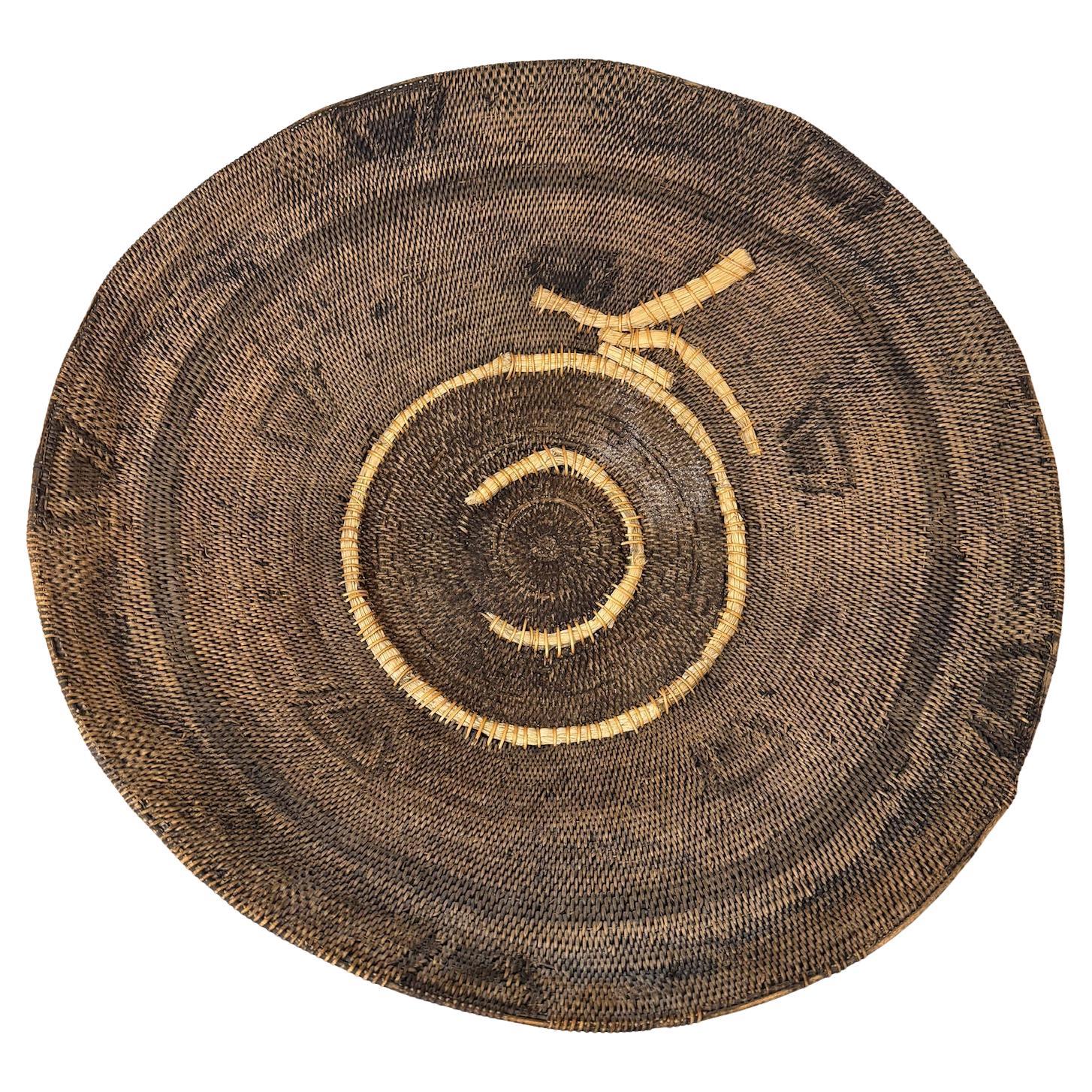Raro cesto vintage intrecciato a mano con spirale organica e motivo tribale